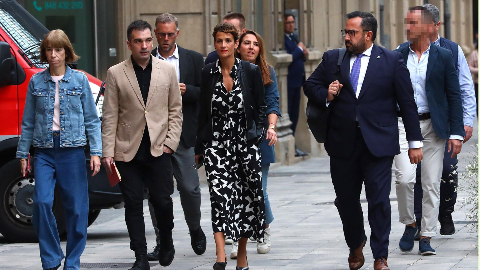 La presidenta de la Comunidad foral, María Chivite, a su llegada al pleno del Parlamento junto a Remírez y miembros de su equipo
