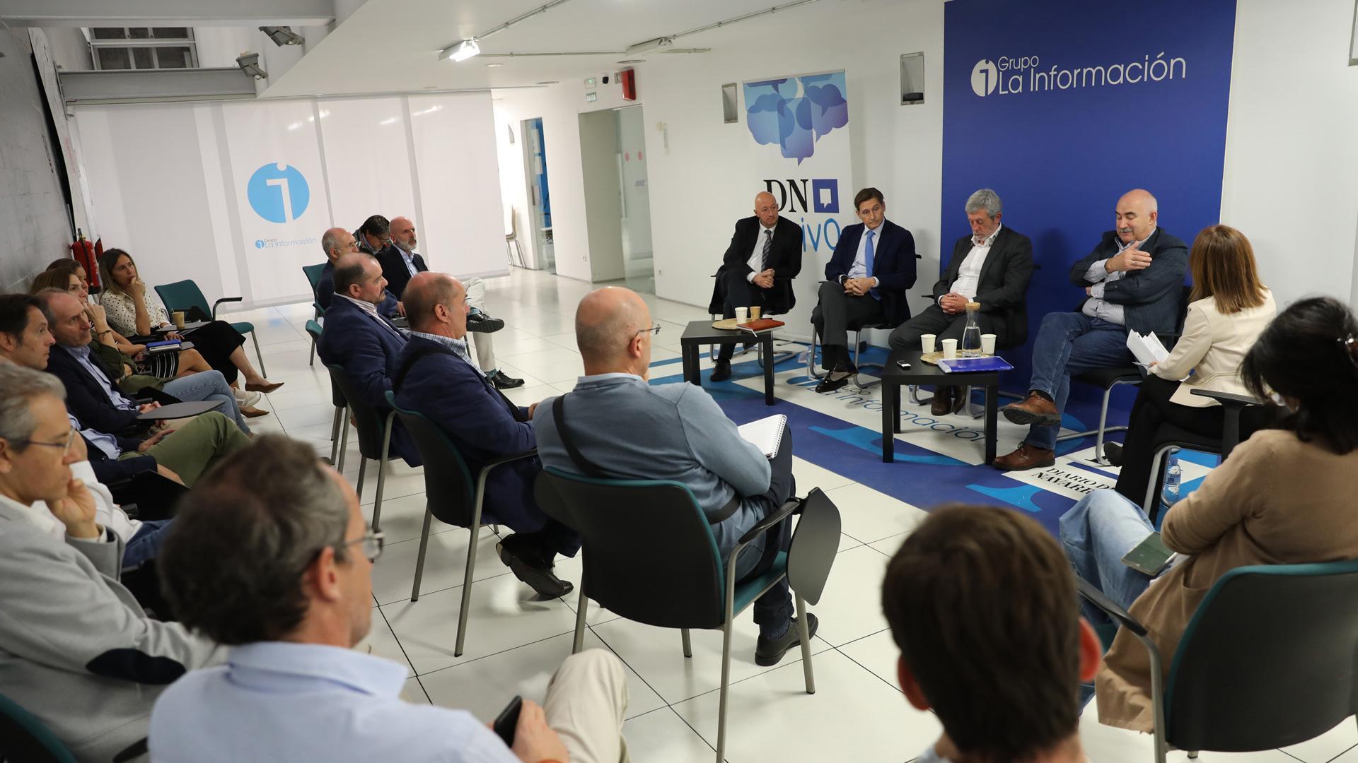 Foro DN en Vivo sobre vivienda. Sentados en la tribuna, de izquierda a derecha: Miguel Elizari Díez, presidente del Colegio de Agentes de la Propiedad y de Inmo 31; Iñigo Eugui Martínez de Azagra, gerente de Erro y Eugui y presidente de la Asociación Navarra Clúster por la Industrialización del sector de la construcción;Juan Las Navas Lacalle, presidente de la Asociación de Constructores y Promotores de Navarra; José María Aierdi Fernández de Barrena, vicepresidente y consejero de Ordenación del Territorio, Vivienda, Paisaje y Proyectos Estratégicos y la periodista Diana de Miguel.