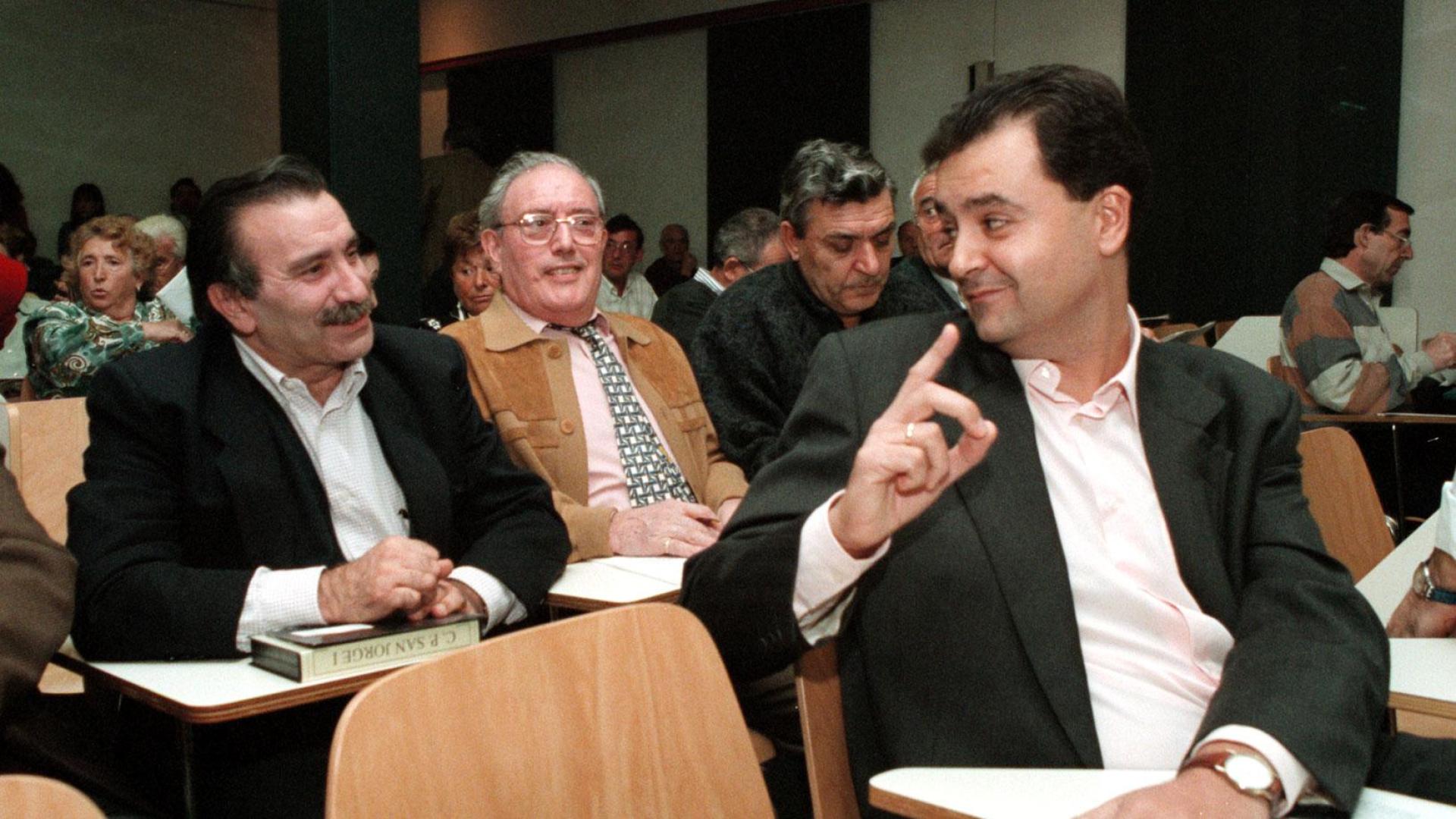 Juan José Lizarbe charla con Javier Iturbe en la campaña que le llevó a la secretaría del PSN