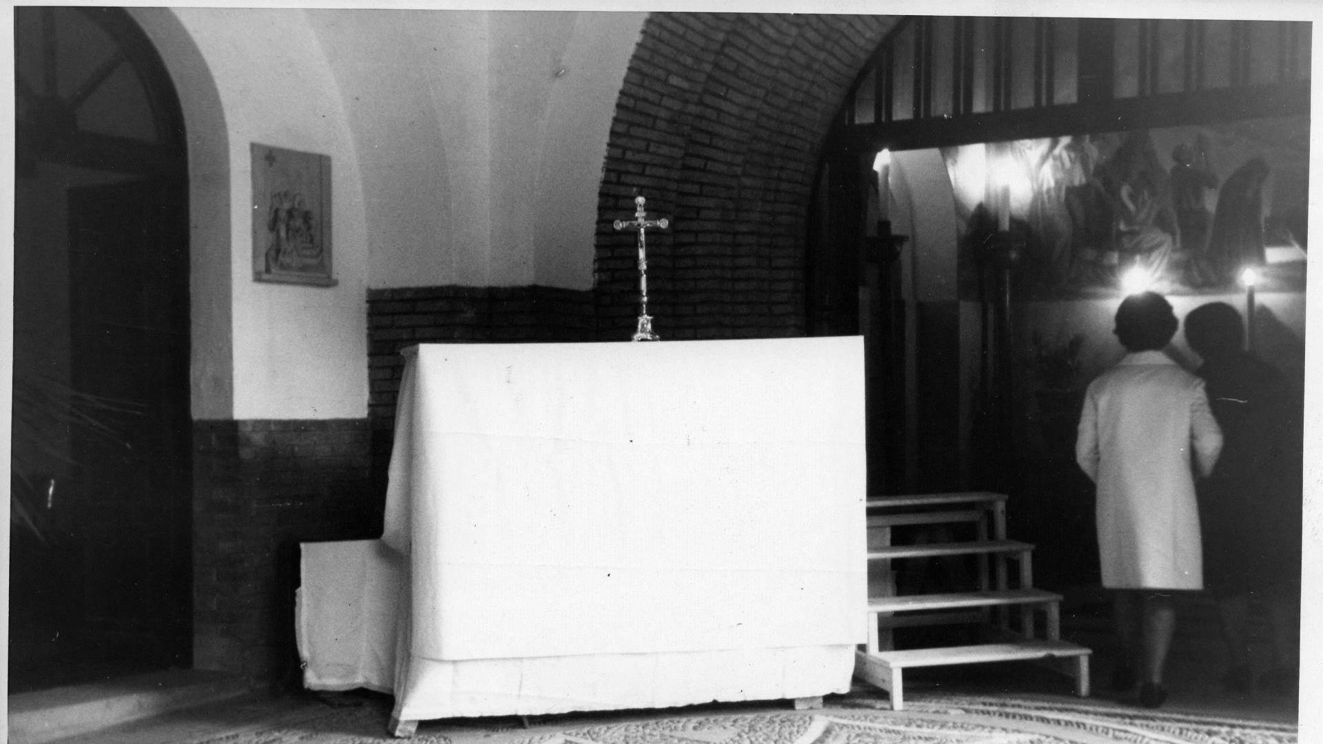 Un altar junto a la entrada del cementerio de Pamplona para celebrar misas fue la novedad de la festividad de Todos los Santos hace 50 años