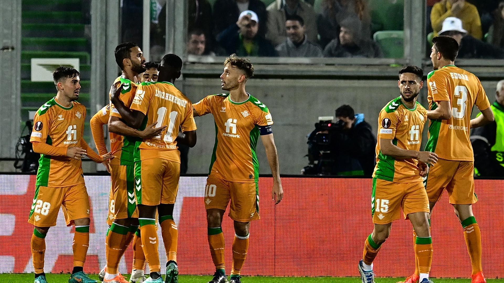 Los jugadores del Betis celebran el gol de Fekir