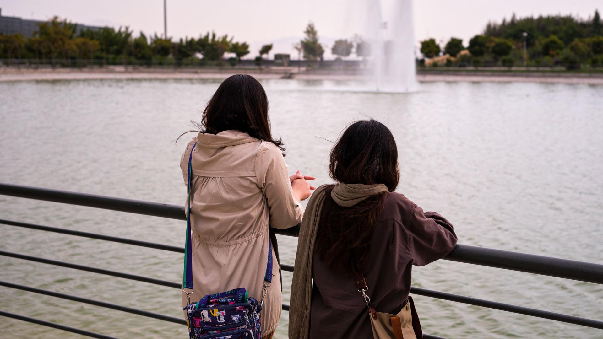 Dos mujeres no llevan el velo islámico en un parque de Teherán. La desobediencia civil de las iraníes va en aumento y cada día se ven más mujeres por las calles de Irán sin el obligatorio velo islámico