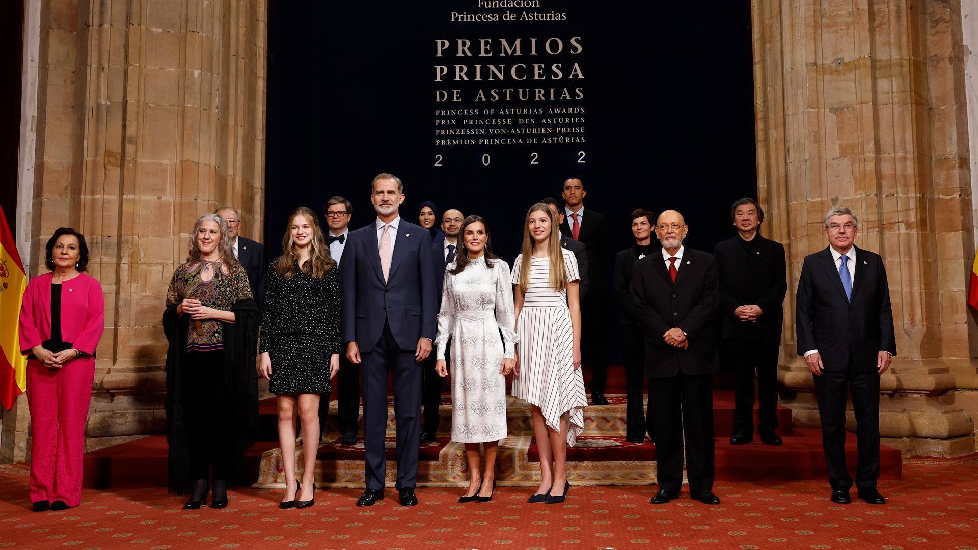 Los reyes Felipe y Letizia, acompañados de la princesa Leonor y la infanta Sofía, posan con los galardonados con los Premios Princesa de Asturia, antes de la entrega