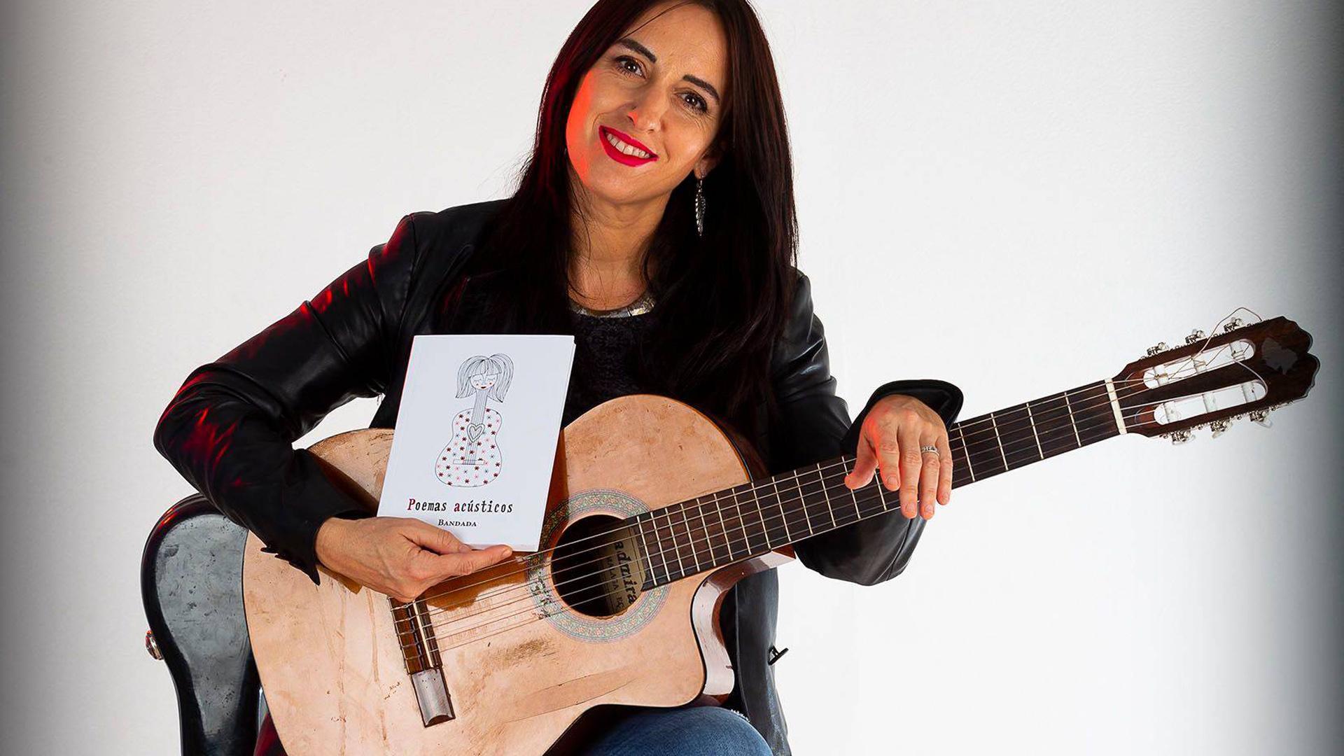 Marian Ruiz, posando con su guitarra y sus 'Poemas acústicos'