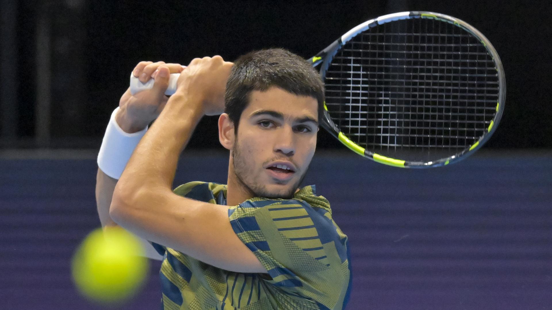 Carlos Alcaraz le devuelve una bola a Pablo Carreño en el partido de los cuartos de final del torneo indoor suizo