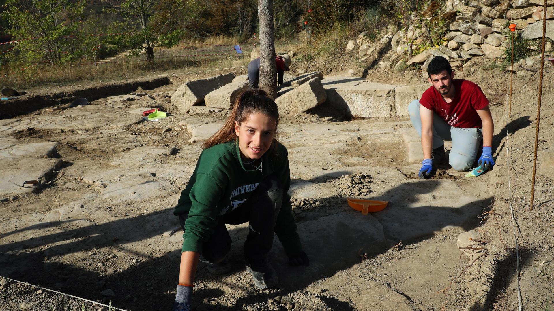 Irati Bueno y Gabriel Garza Algaba, alumnos del Diploma de Arqueología de la Universidad de Navarra, trabajando en el sondeo mayor de Santa Criz.