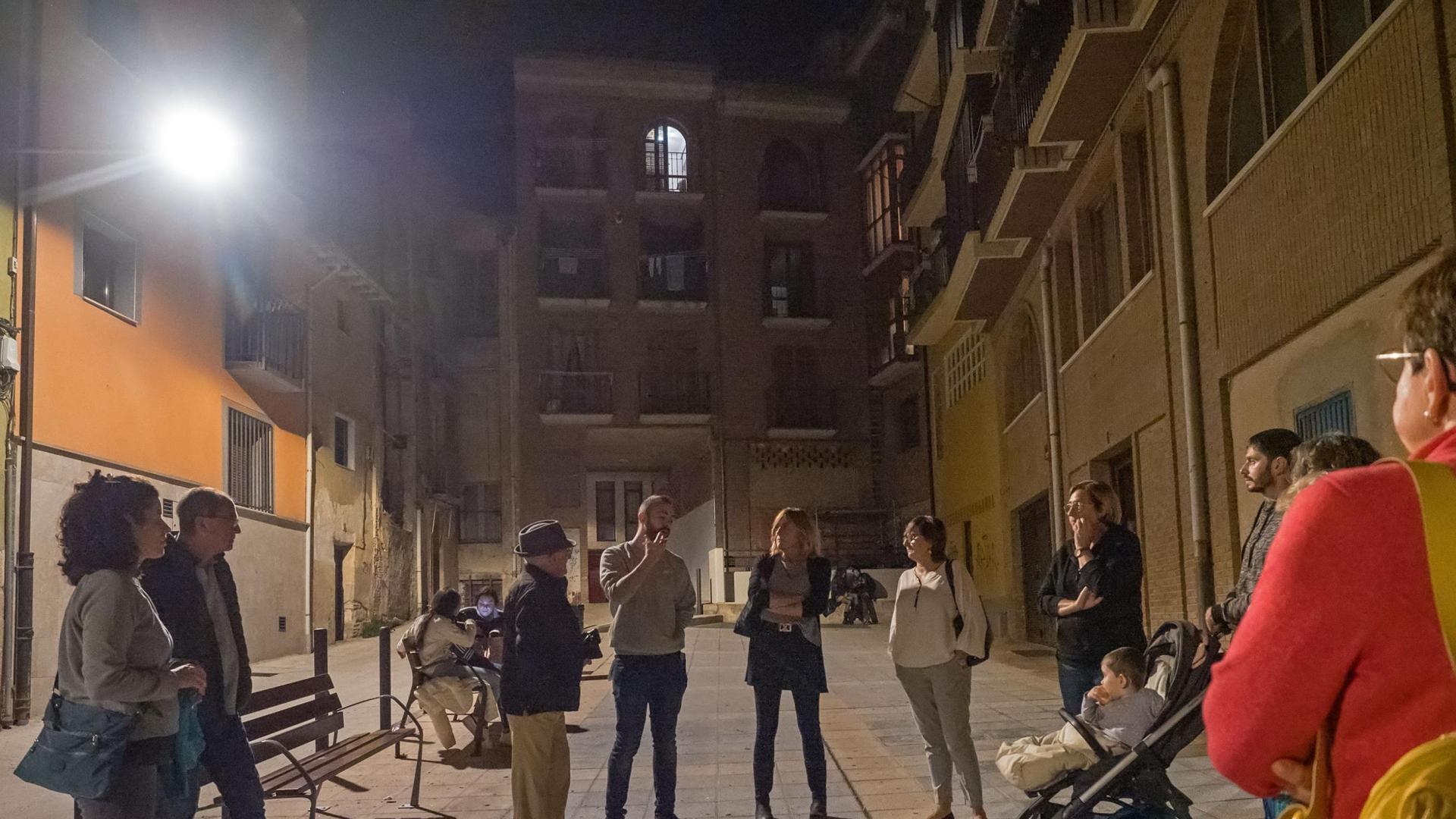 Un momento de la reunión que, a pie de calle, mantuvieron el concejal Jorge Crespo y los vecinos de calleja de los Herreros