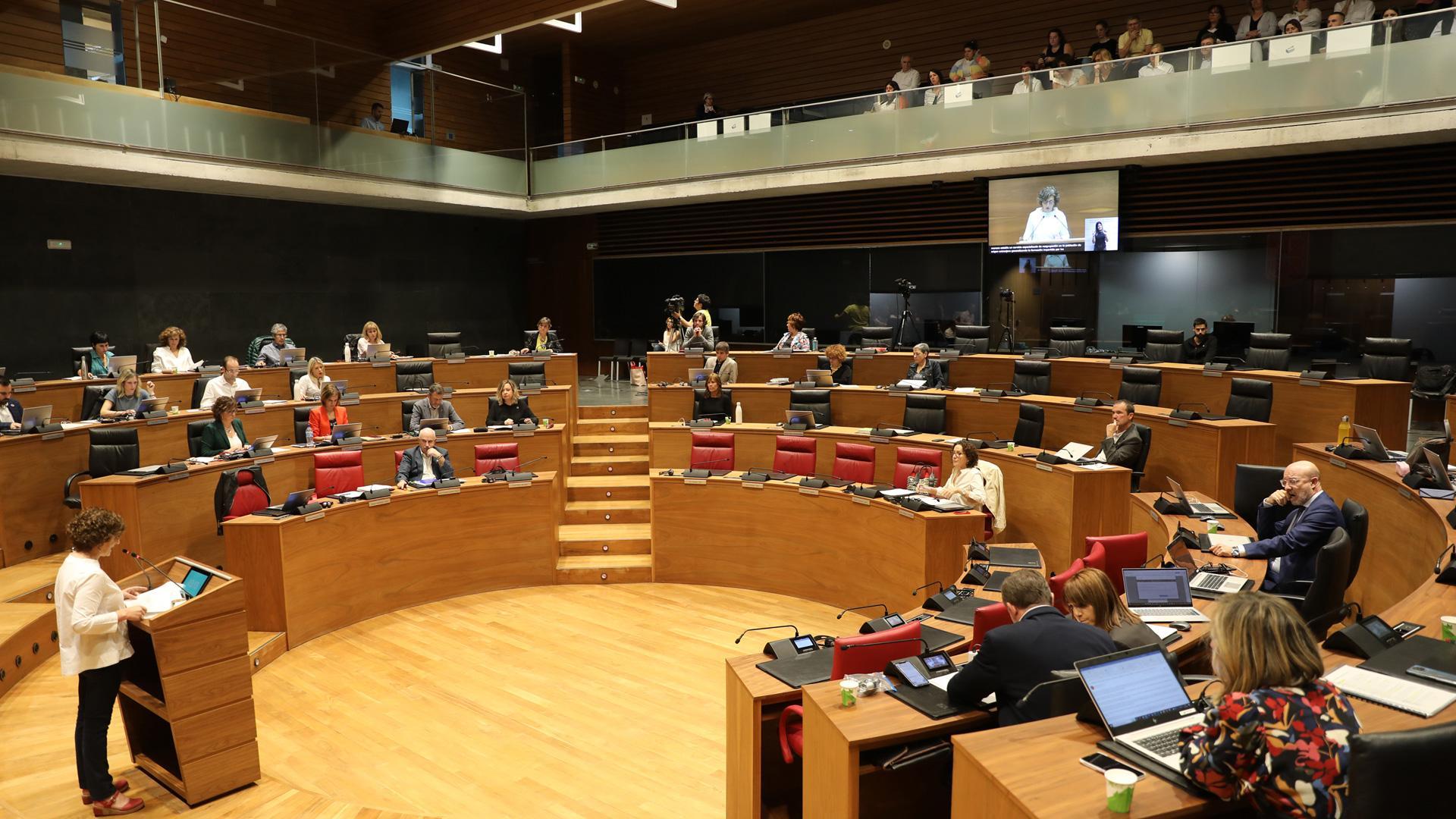 Pleno del Parlamento durante el monográfico contra la pobreza