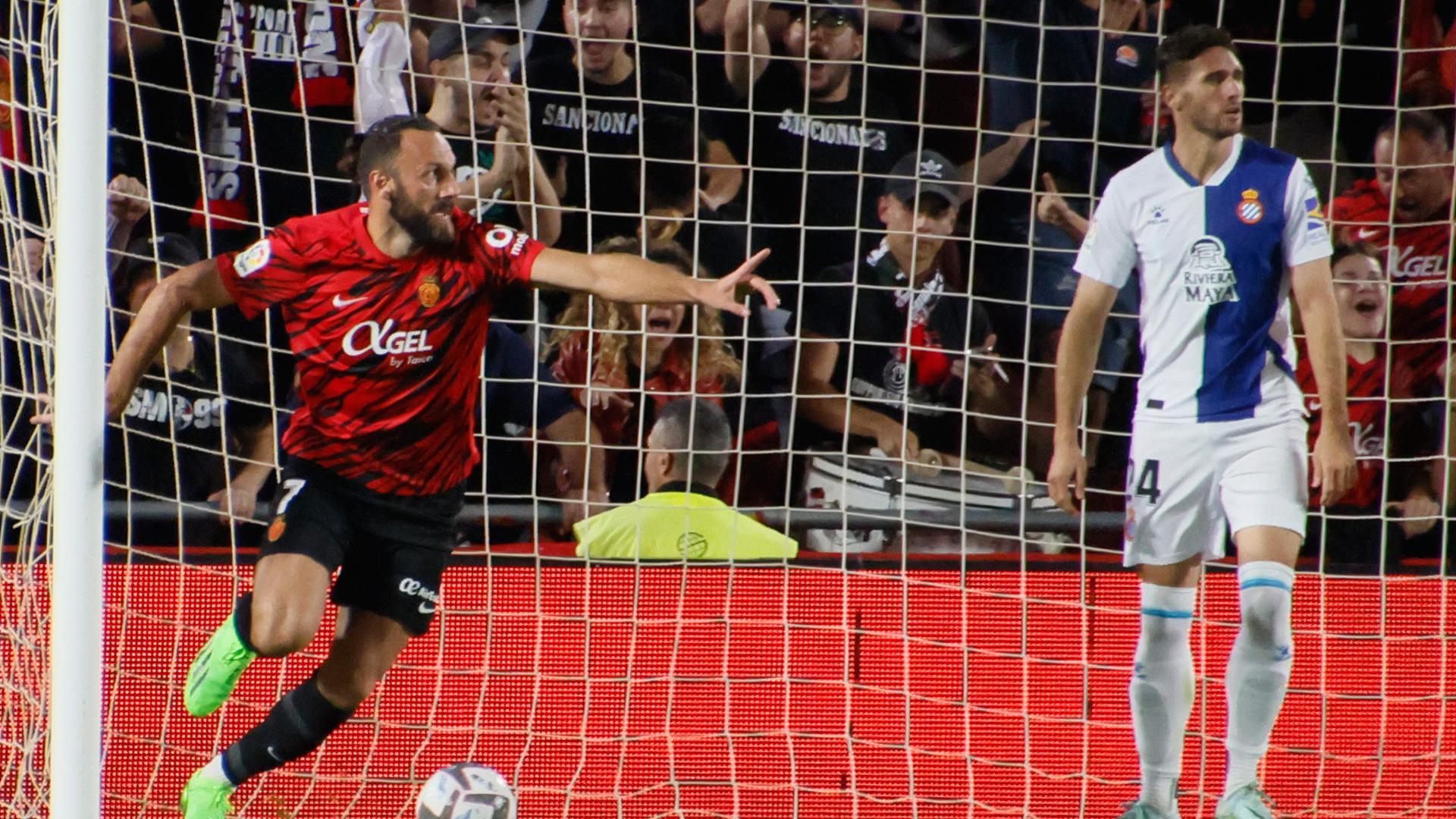 El delantero kosovar del Mallorca Vedat Muriqi (i) celebra su gol, primero del equipo ante el RCD Espanyol