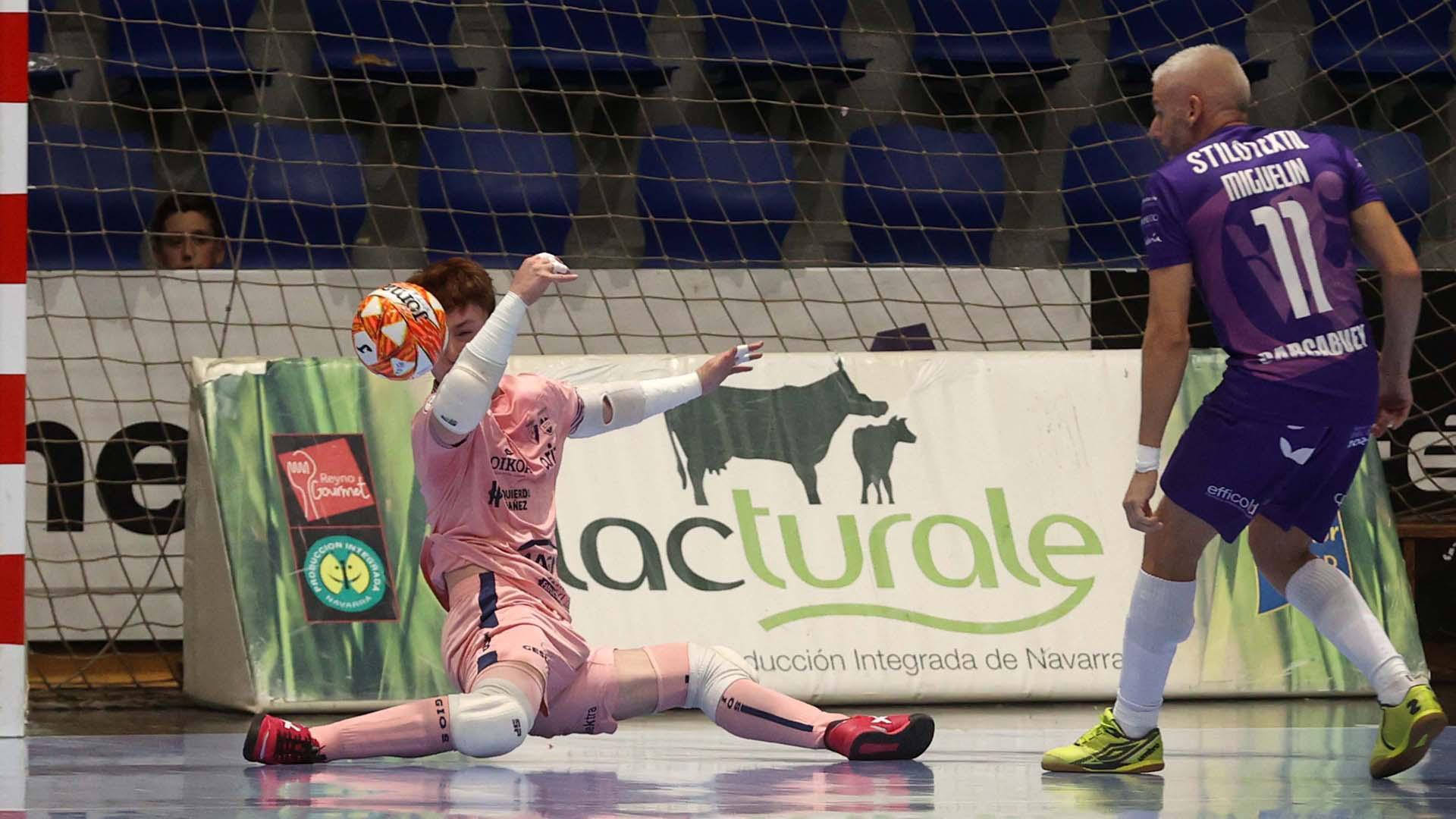 El portero Oihan Sánchez, que debutó ayer en la Primera División tras la expulsión de Asier, en un mano a mano con Miguelín