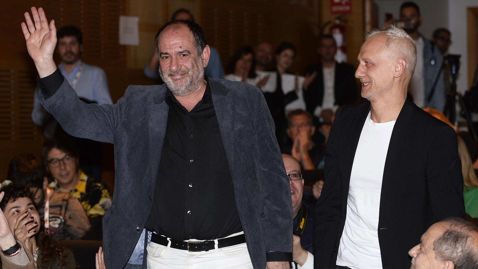 Los actores Karra Elejalde (izda.) e Ivan Barnev (dcha.), tras conocer la concesión del premio al Mejor Actor, ex aequo