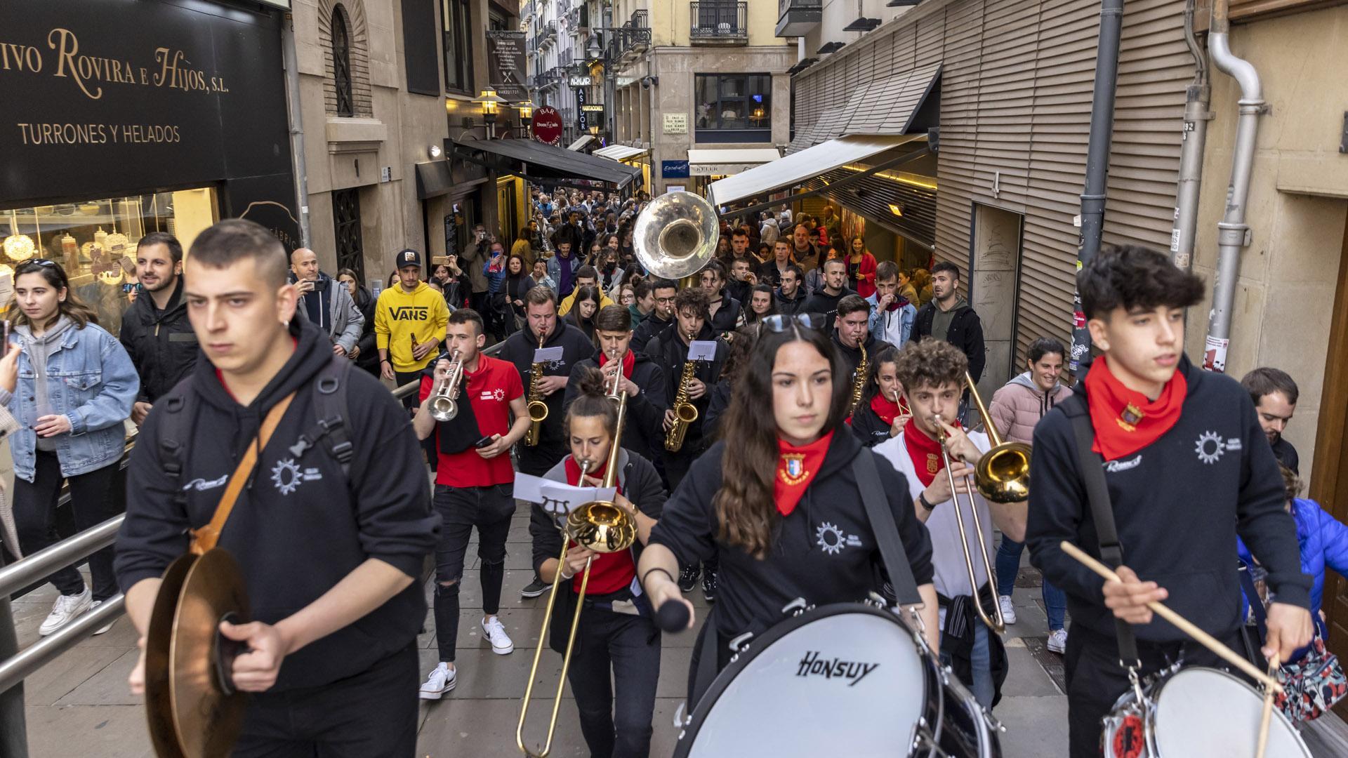 Una charanga anima el Casco Antiguo de Pamplona, el pasado 5 de mayo, quinto peldaño de la escalera de San Fermín