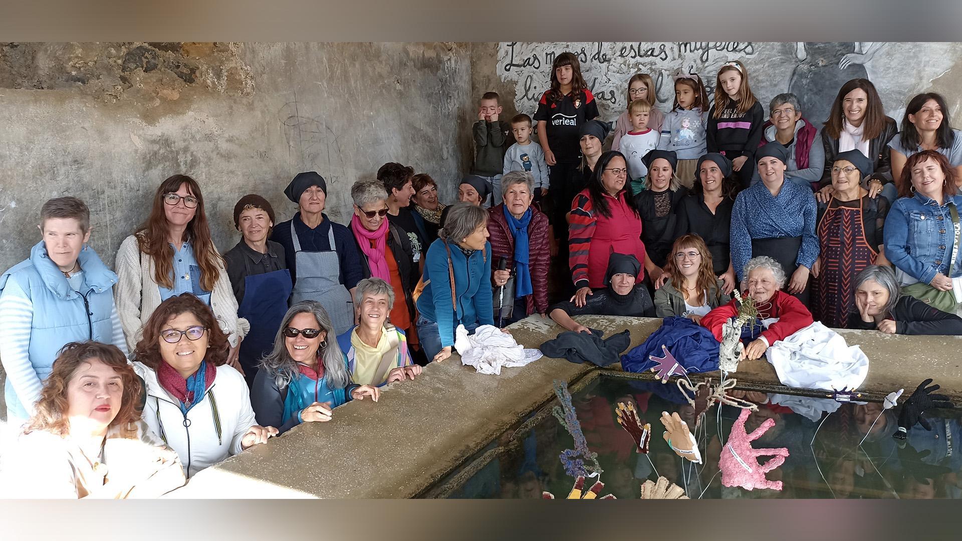 Mujeres participantes en el proyecto posaron en el lavadero de Salinas de Oro juntas tras la presentación pública del itinerario