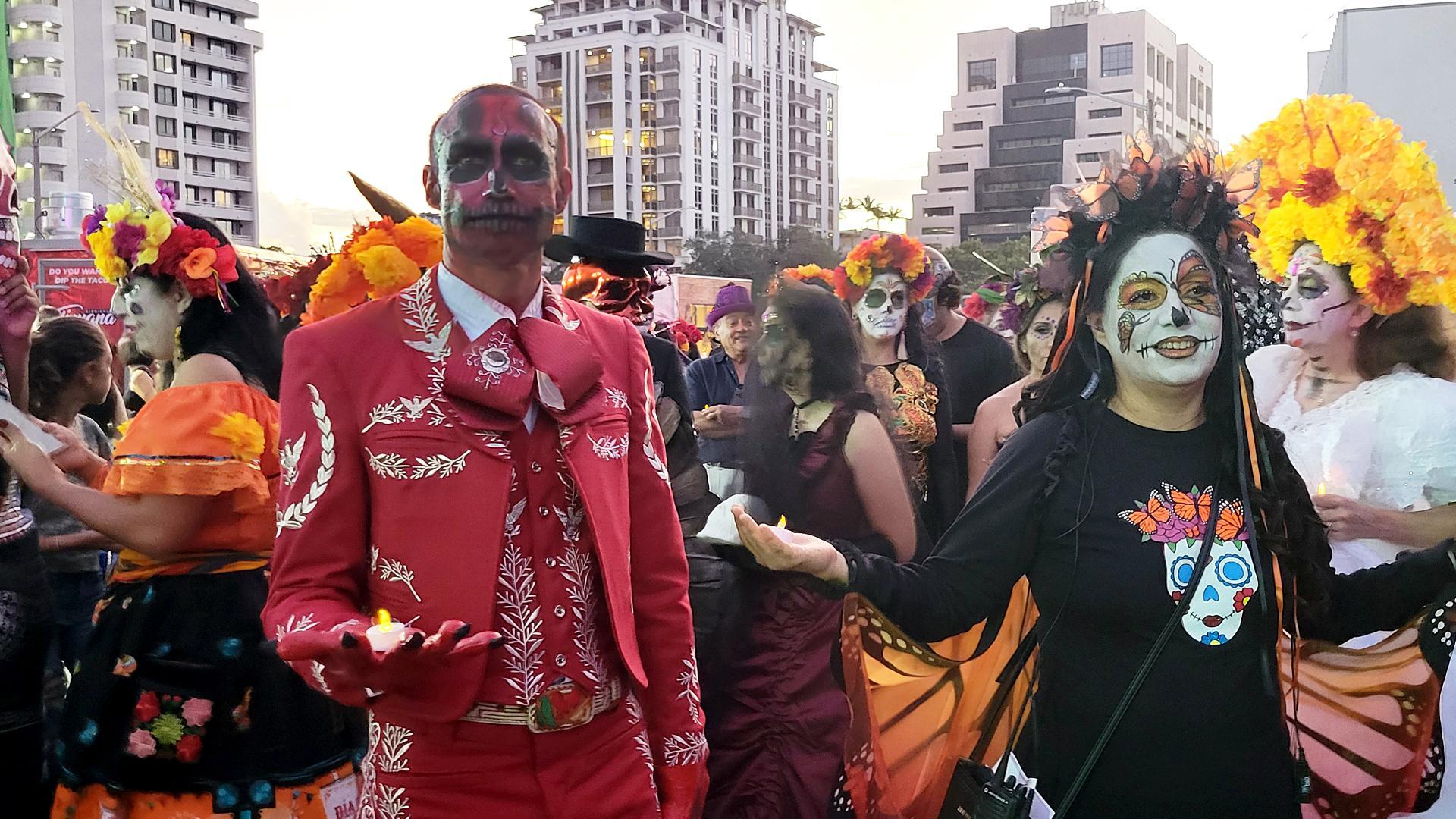 El cónsul general de México en Miami, Jonathan Chait, caracterizado para celebrar el Día de Muertos