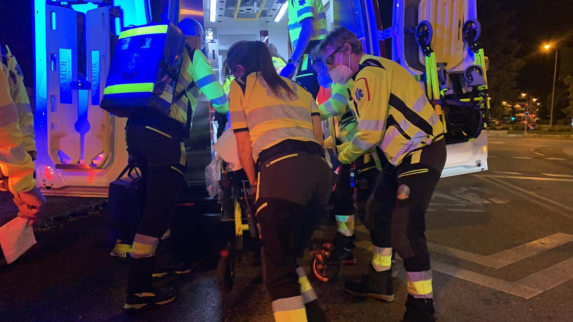 Varios sanitarios trasladan a uno de los heridos por arma blanca en Madrid