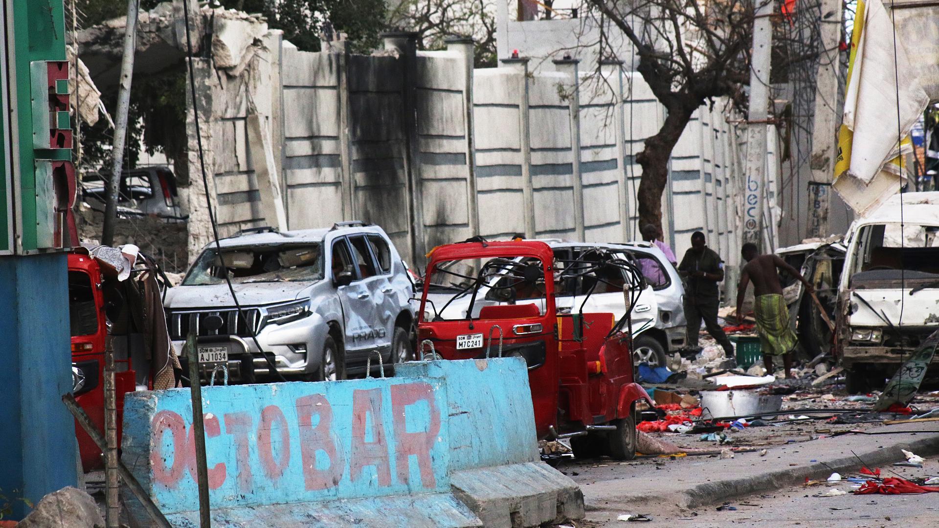Vista general con los efectos de la explosión en Mogadiscio