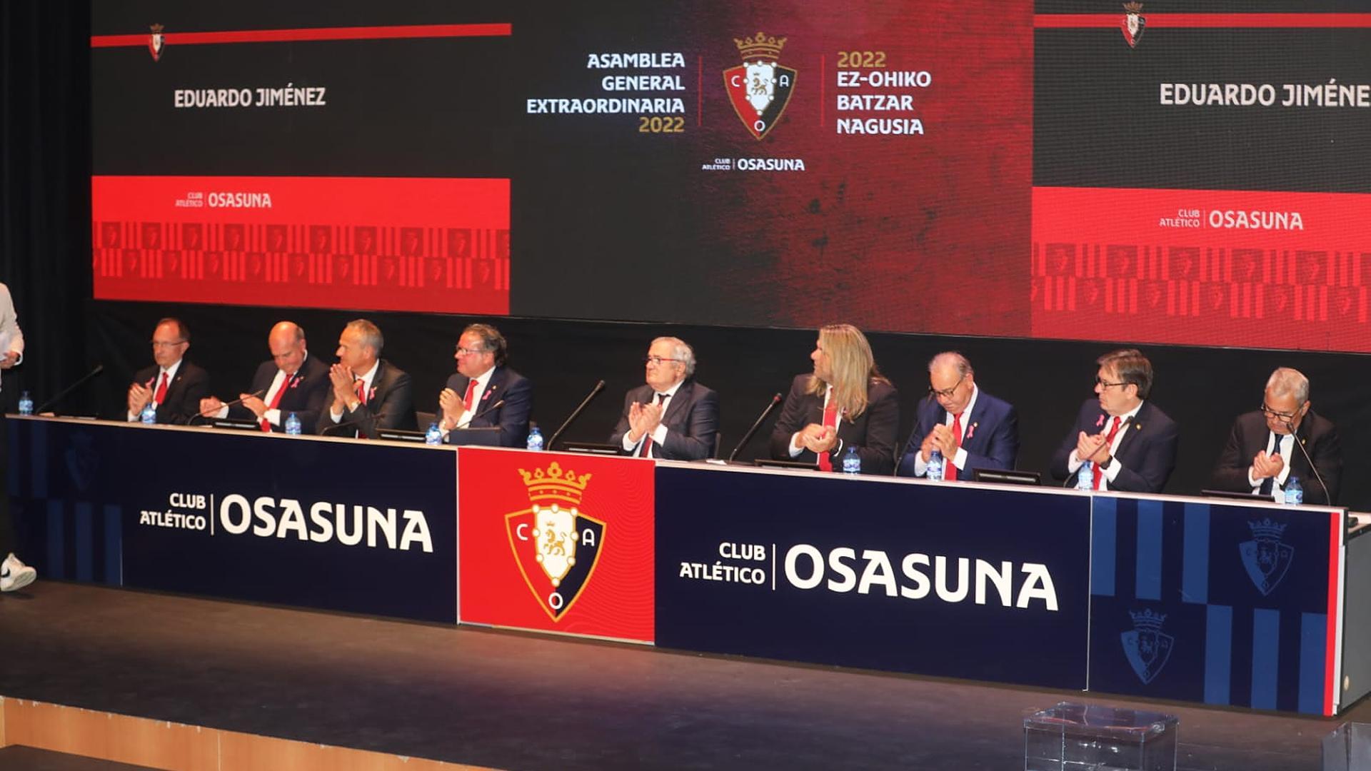 Mesa de la presidencia durante la Asamblea General de Osasuna celebrada este domigo, 30 de octubre, en Baluarte
