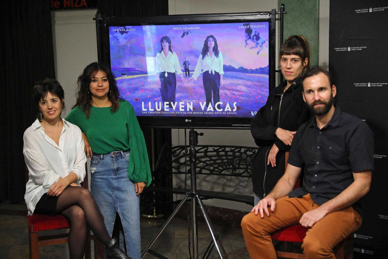 Desde la izq.: Adriana Salvo, Laura Penagos, Marina Suárez e Íñigo Aranbarri, durante la presentación de la obra en el Teatro Gayarre.
