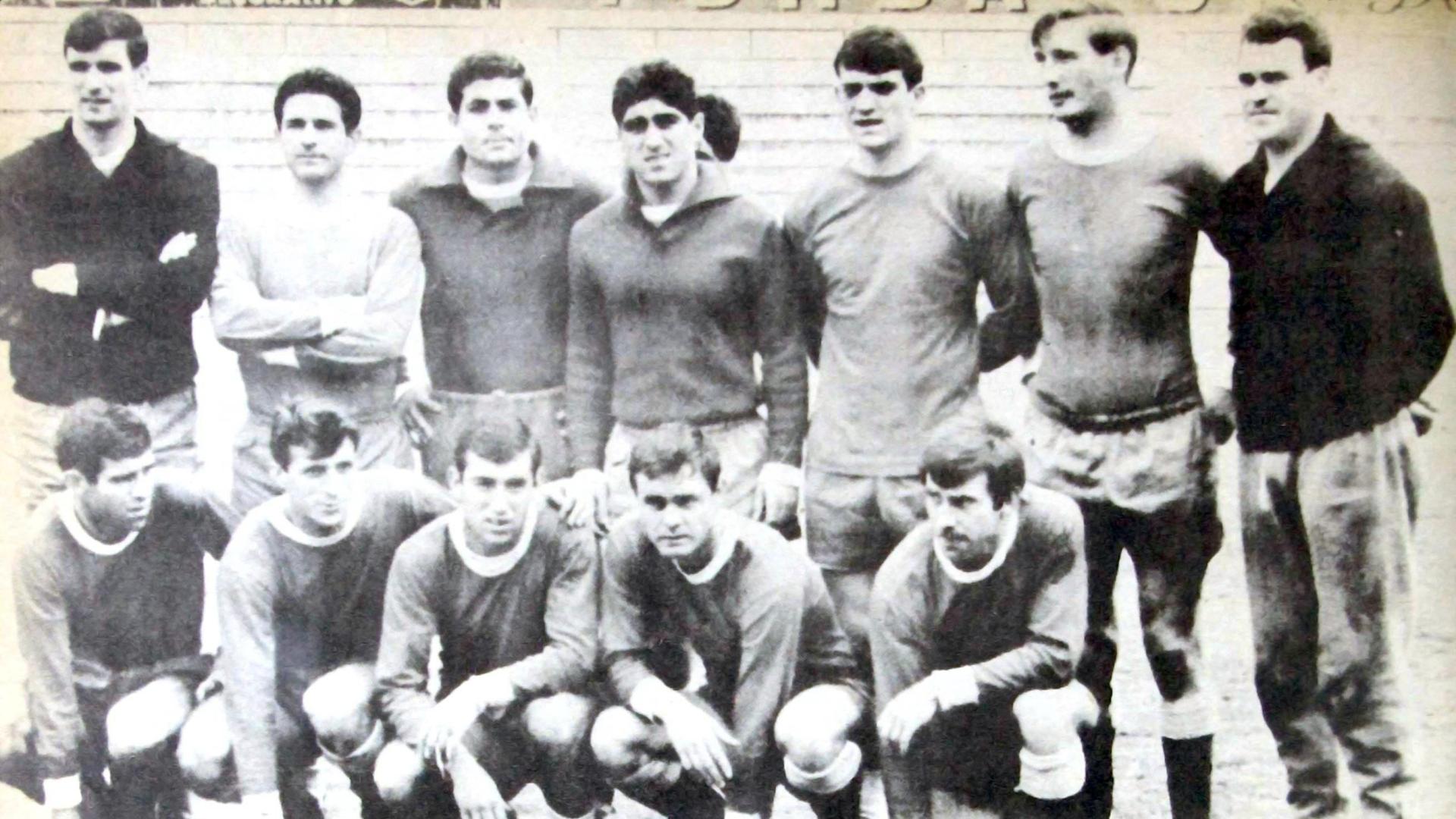 Los navarros Jesús Glaría e Ignacio Zoco, quinto y sexto de la fila de arriba, en un partido
