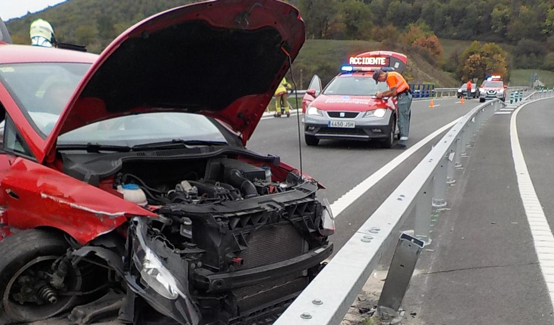 Una patrulla de la Policía Foral atiende uno de los accidentes registrados el pasado fin de semana