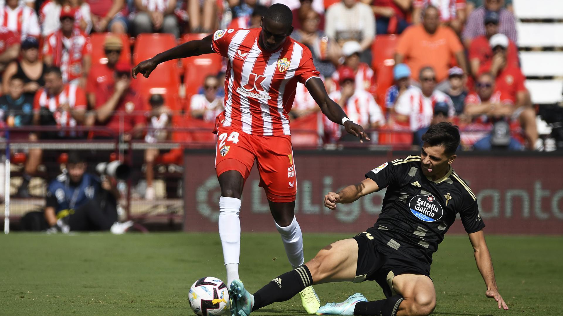 Gabri Veiga (suelo) quien anotó un tanto contra el Almeria y fue expulsado, trata de frenar el avance de Houboulang Mendes