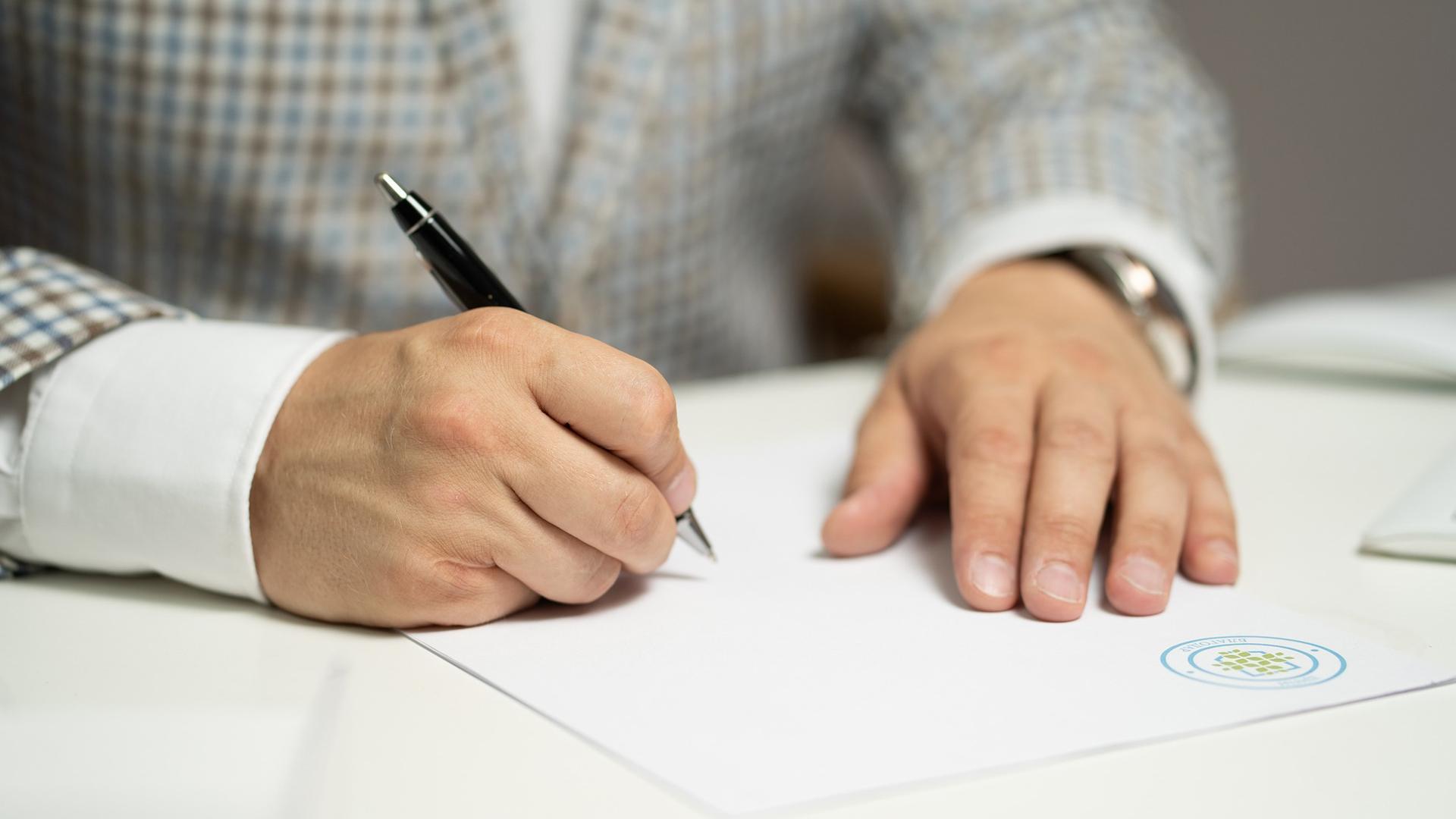 la presentación de escritos dentro del procedimiento se realizará a través de formularios oficiales, que serán gratuitos y accesibles a través de Internet