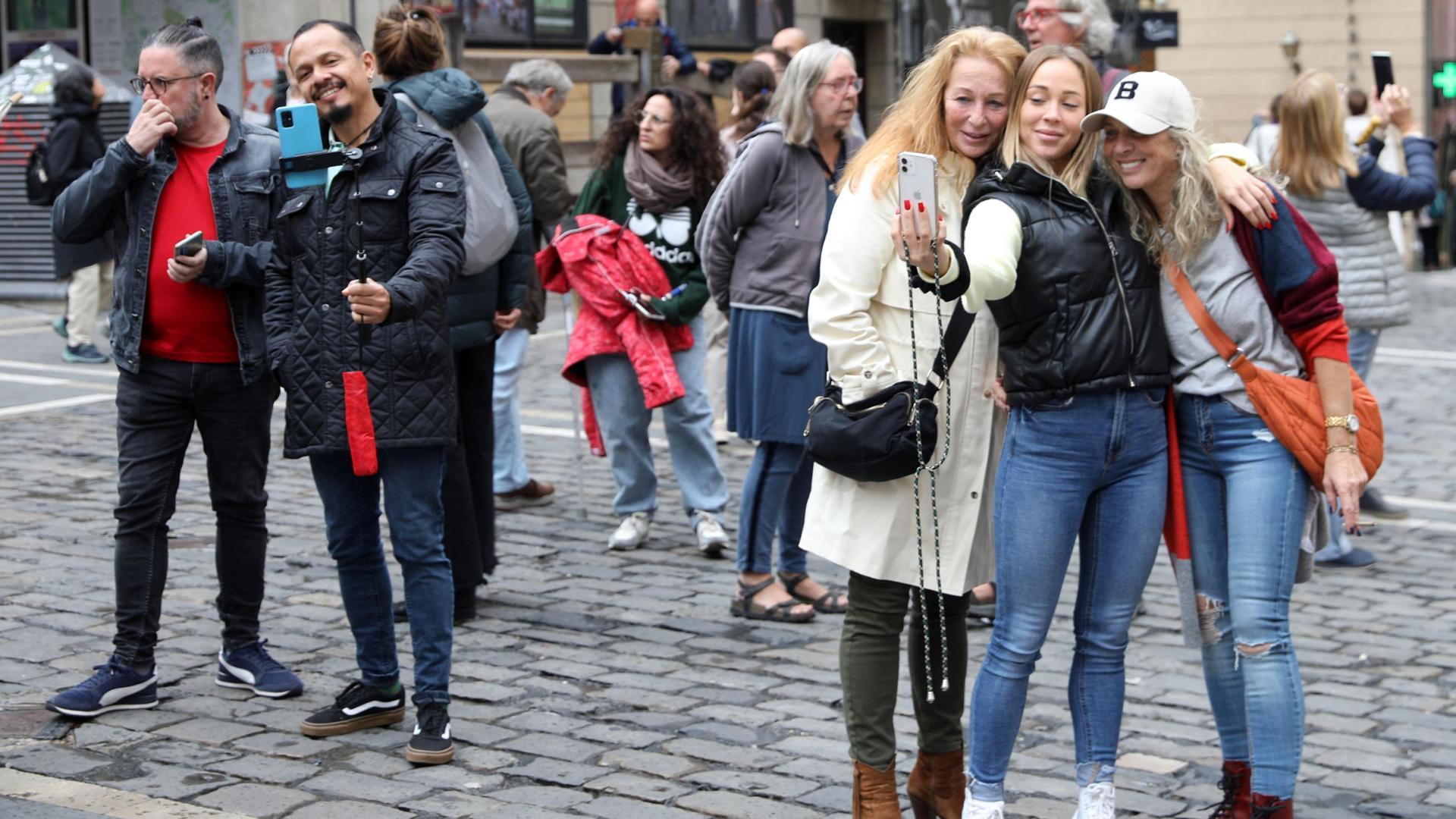 Varios visitantes se sacaban ayer fotos con la fachada del Ayuntamiento como fondo, punto emblemático y reconocible para los visitantes de Pamplona