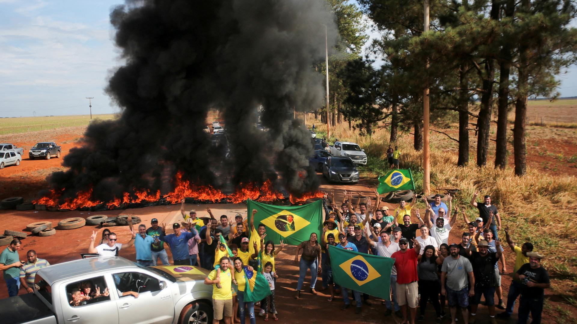Los partidarios de Jair Bolsonaro bloquean la carretera BR-251 tras la victorial electoral de Luiz Inacio Lula da Silva, quien ganó un tercer mandato como presidente en la 2ª vuelta