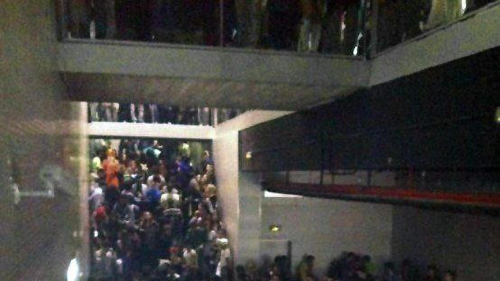 Imagen del "agolpamiento" en el pasillo que comunica con la pista central del recinto donde cinco personas fallecieron hace 10 años