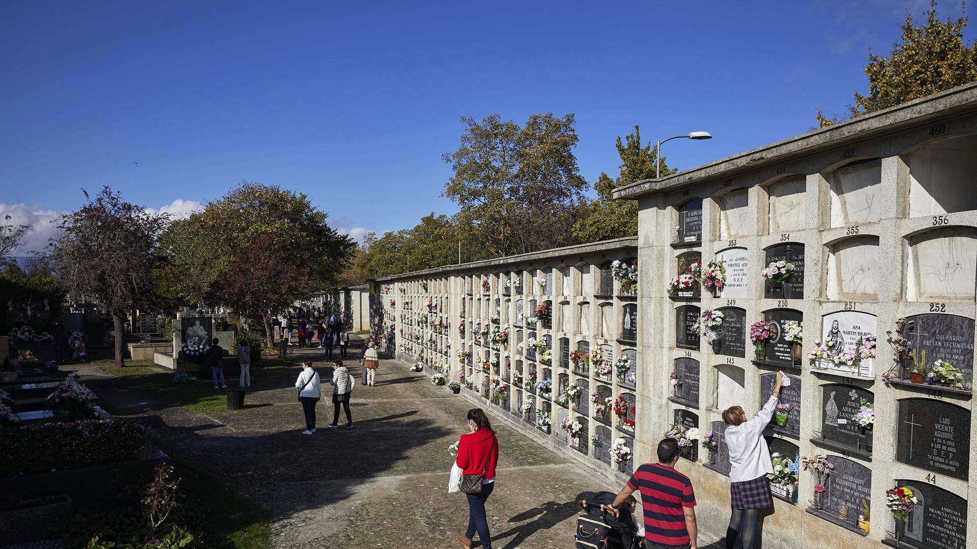 Fotos del día de Todos los Santos en el cementerio de Pamplona.