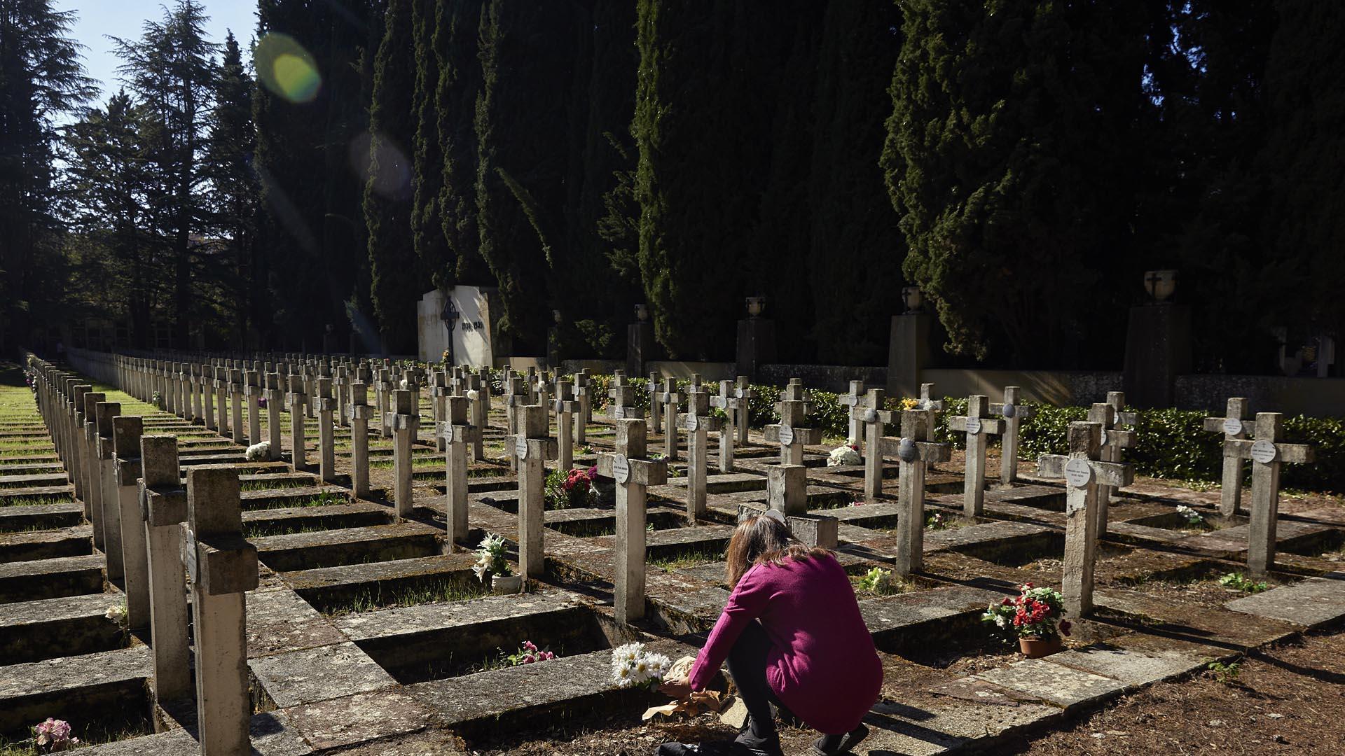 Fotos del día de Todos los Santos en el cementerio de Pamplona.