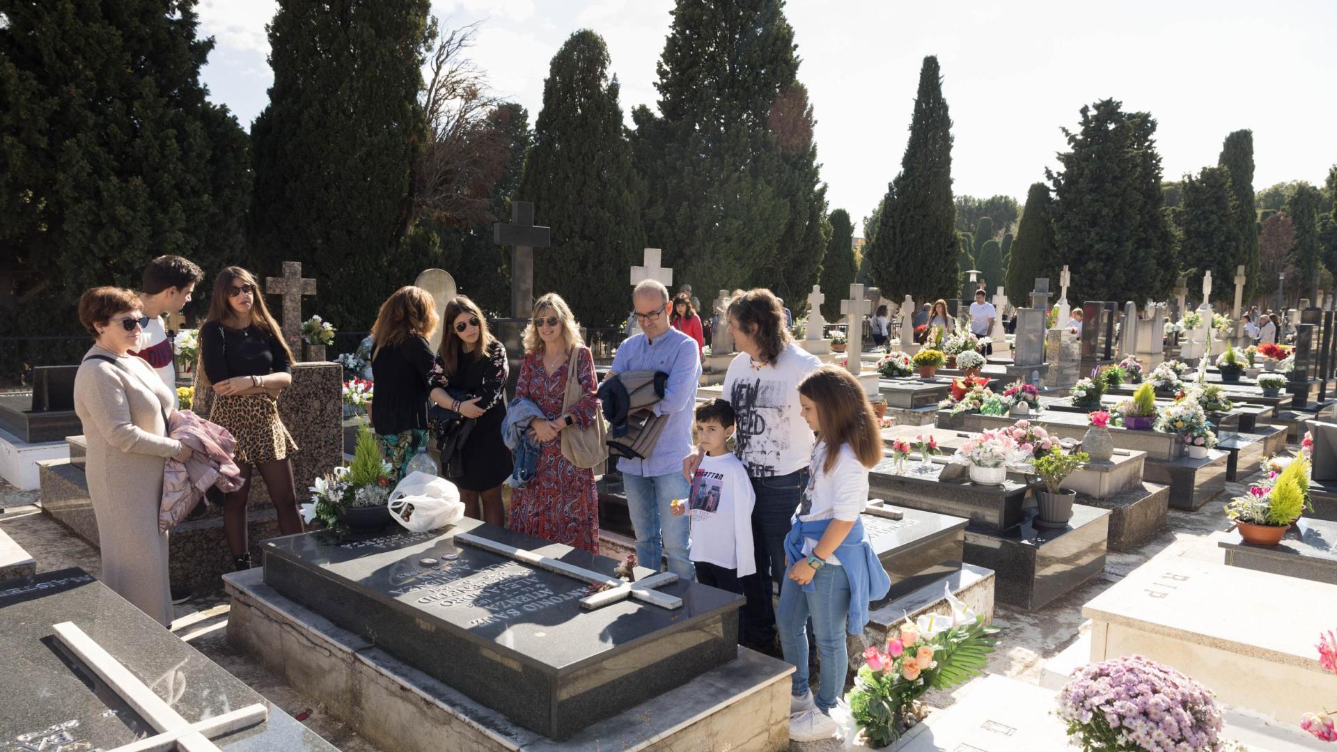 Una familia rodea la sepultura de uno de sus seres queridos durante la mañana de este martes de Todos los Santos en el cementerio de Tudela.