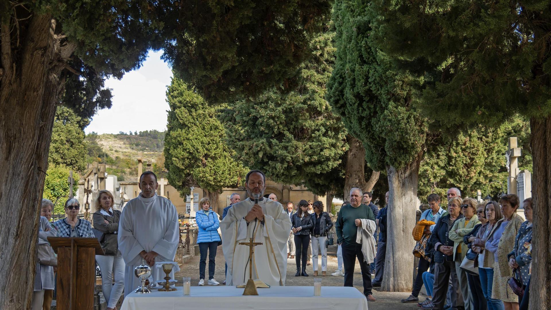 Un momento de la misa oficiada ayer en el cementerio por el párroco de San Miguel Javier Resano