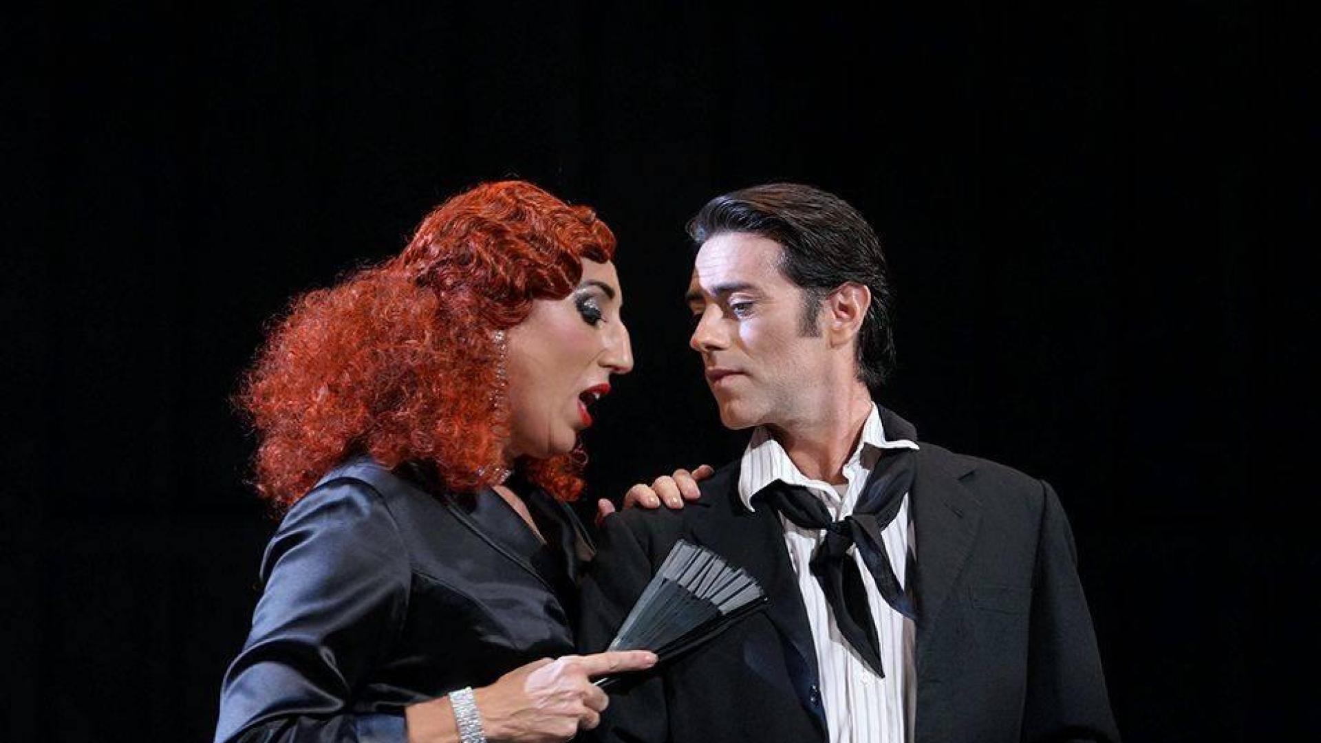José Luis Sola y Rossy de Palma, en una escena de 'El cantor de México'