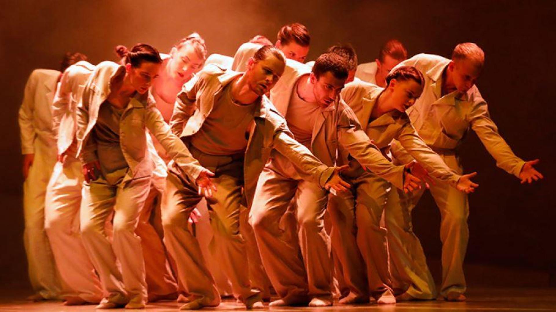 Un momento de la actuacioón de Scapino Ballet Rotterdam representando 'Casablanca'
