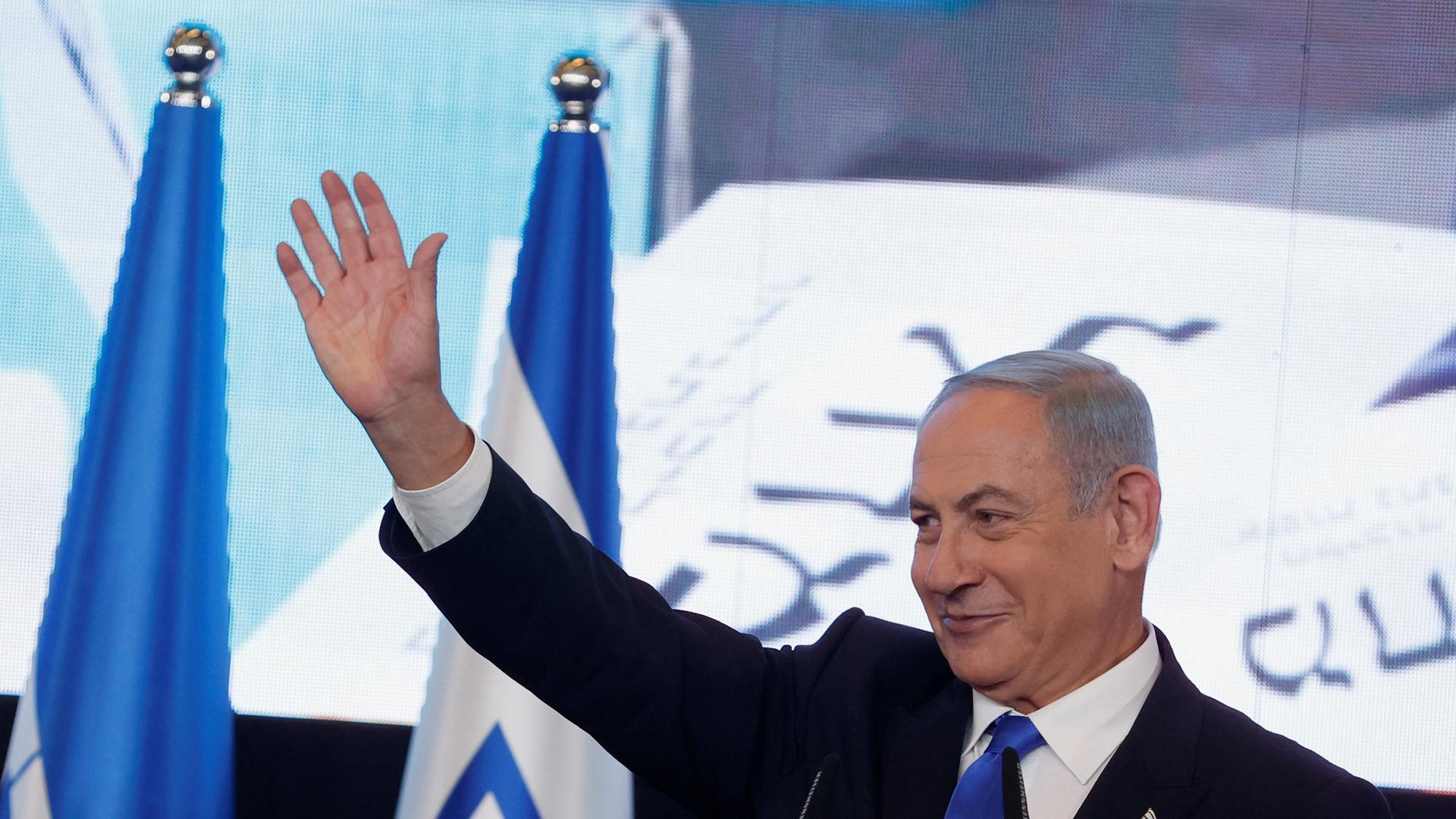 Benjamin Netanyahu saluda a sus partidarios, este domingo en Israel