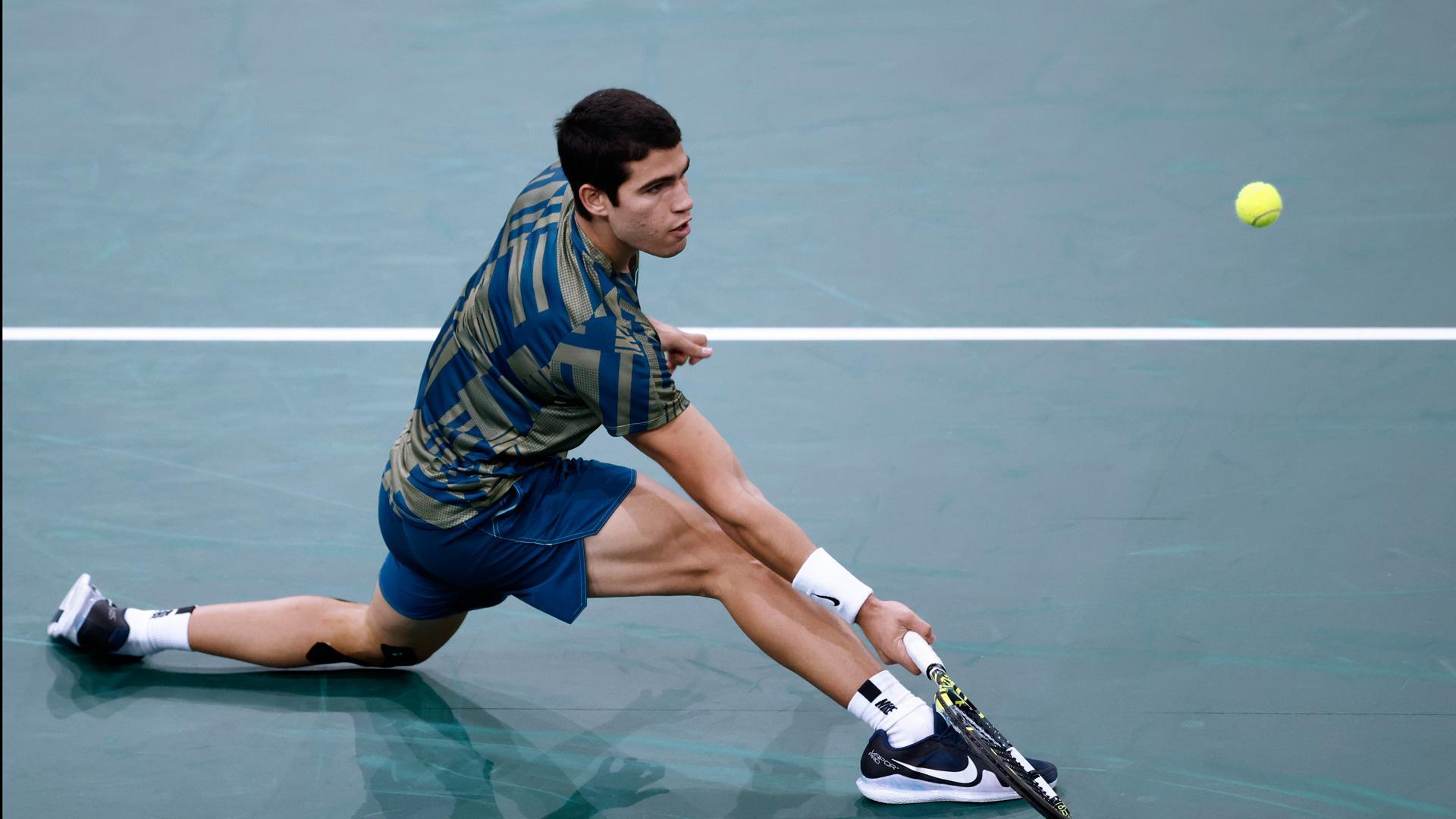 El tenista español Carlos Alcaraz durante su primer partido en el torneo de París-Bercy