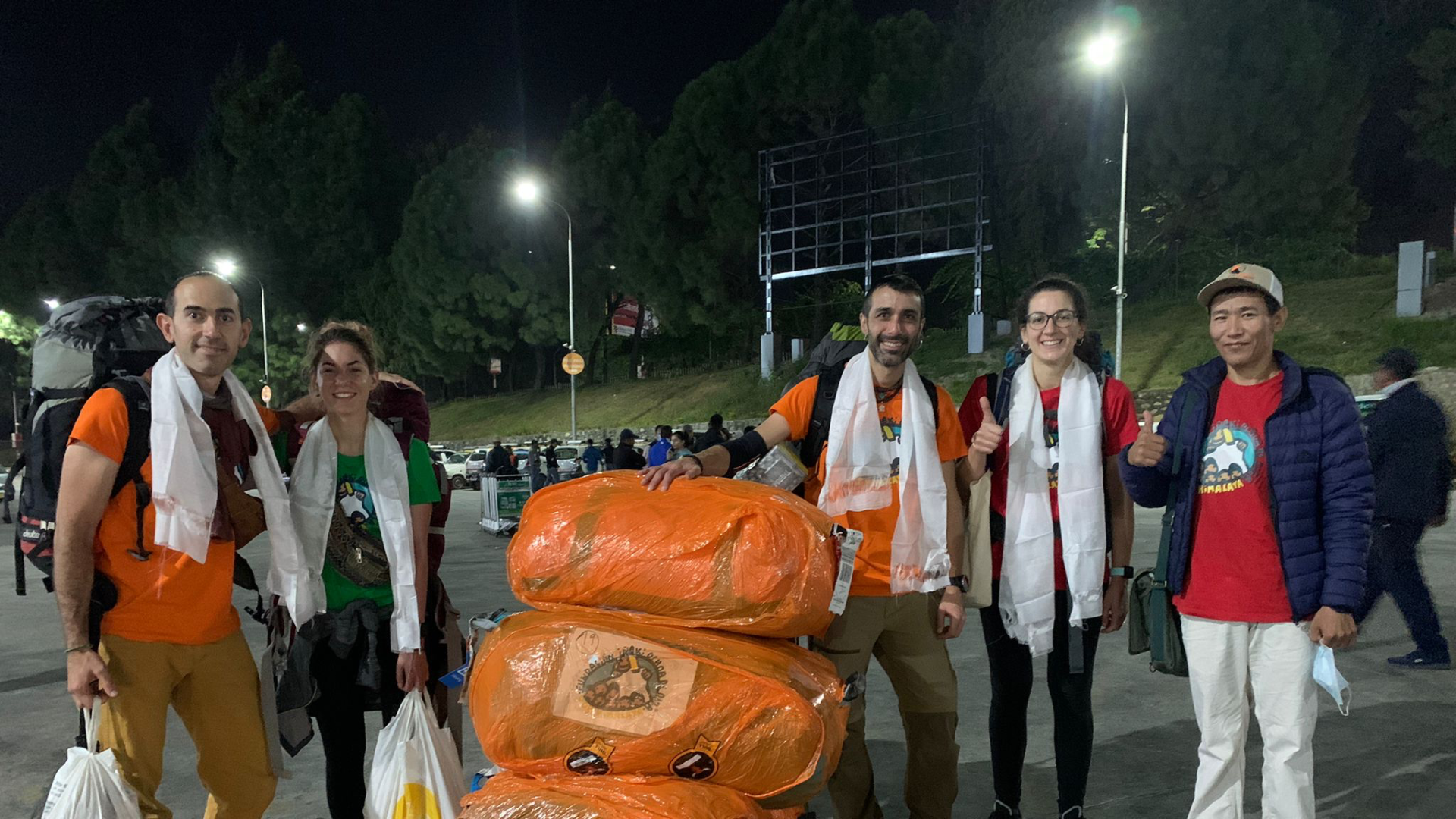 Asier Alonso, Laura Costa, Eva López  y José Antonio Aguilera, con  Mingma Dorji Sherpa en Katmandú.