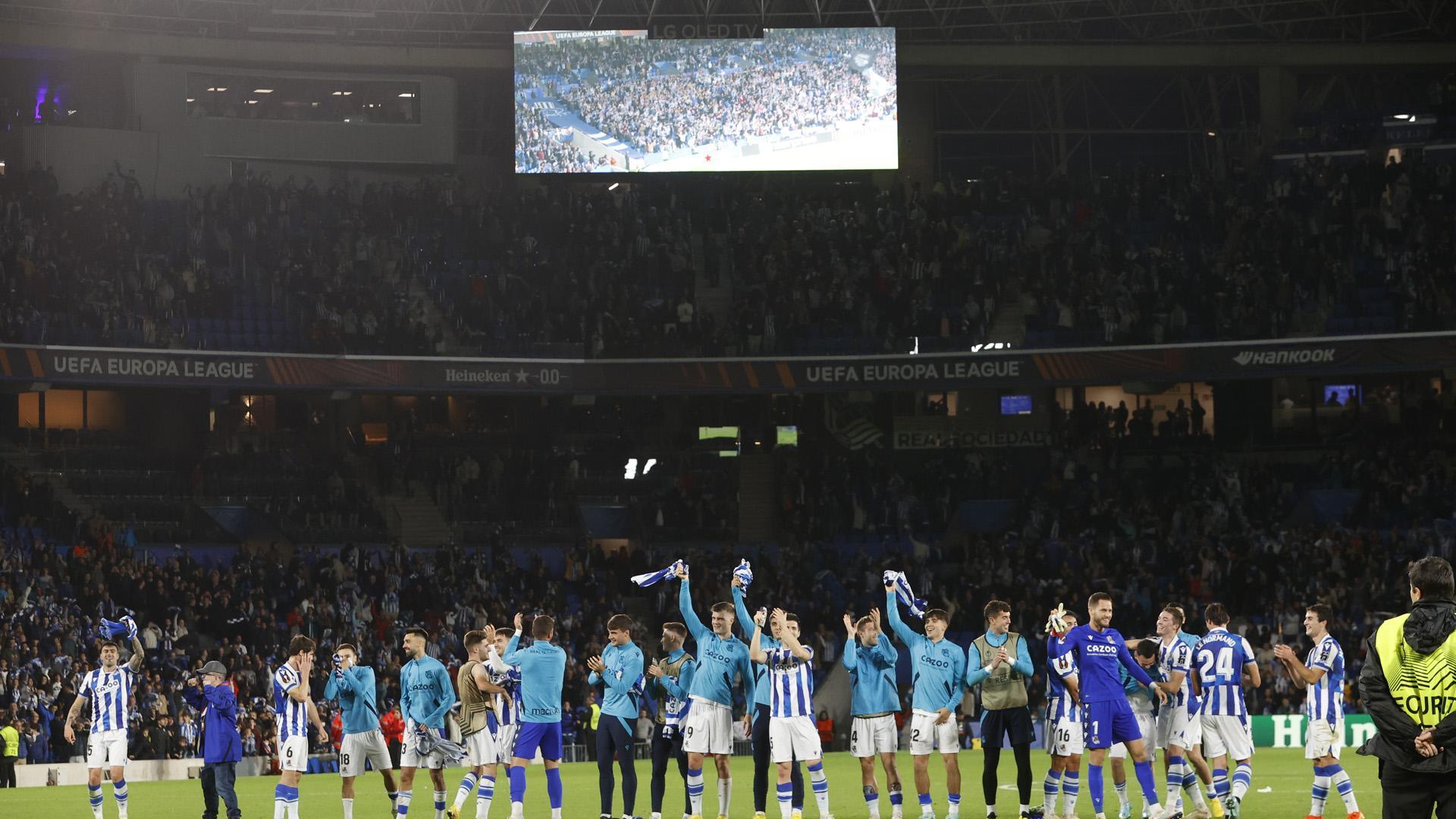 Los jugadores de la Real Sociedad celebran el primer puesto del grupo con la afición