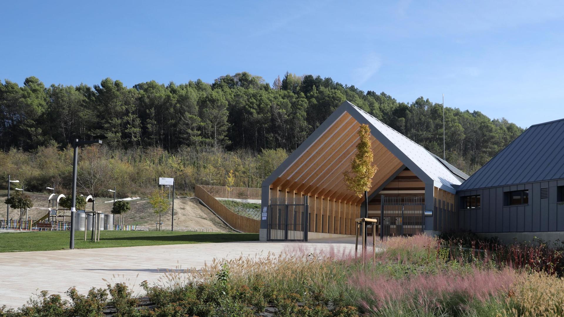El pasado mes de agosto, en parte de la parcela ocupada por el albergue canino, quedaba inaugurada la nueva escuela infantil municipal de Lezkairu