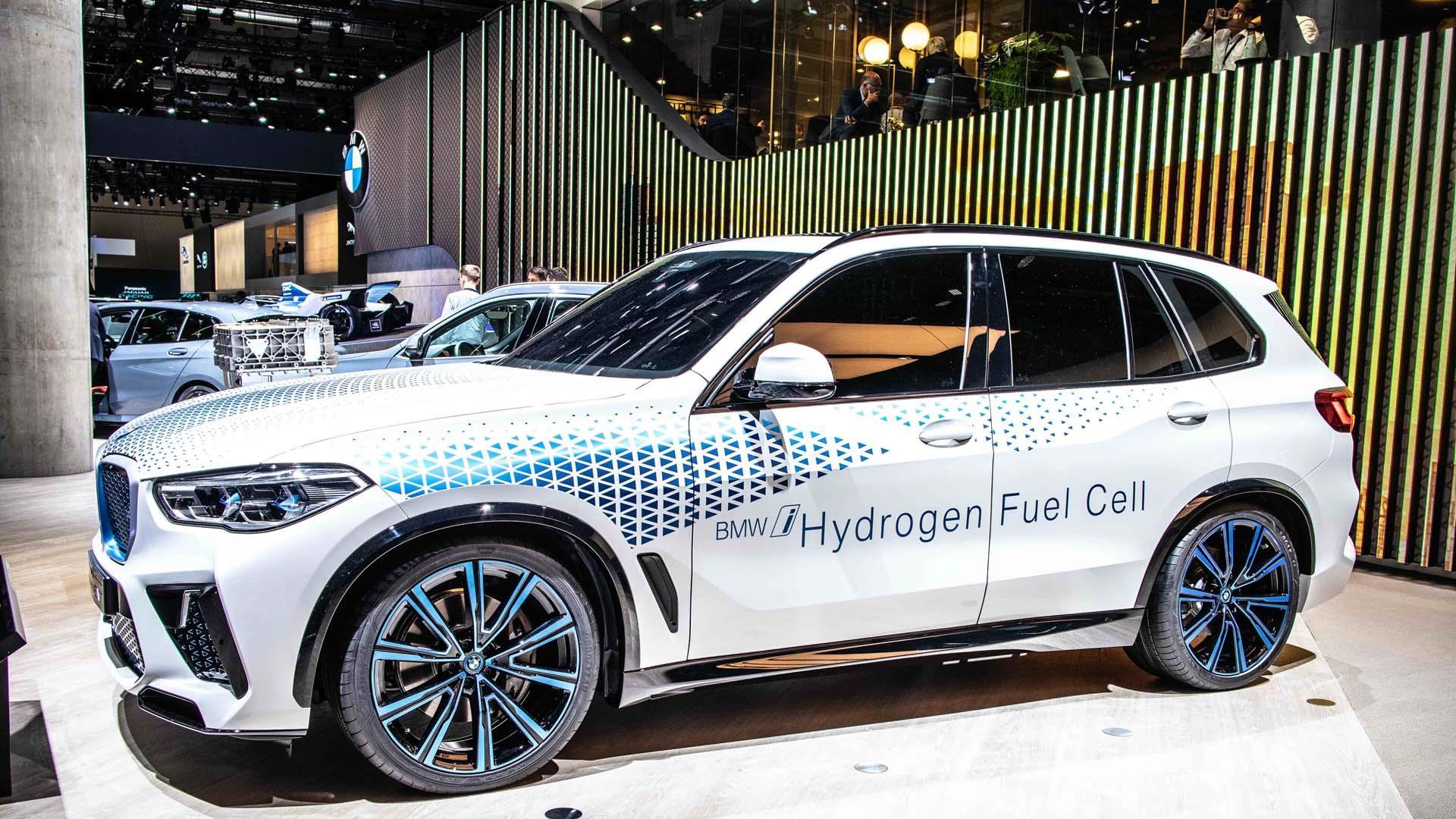Tanto las  autoridades como las principales marcas de vehículos apuestan por el hidrógeno como alternativa a los coches de baterías
