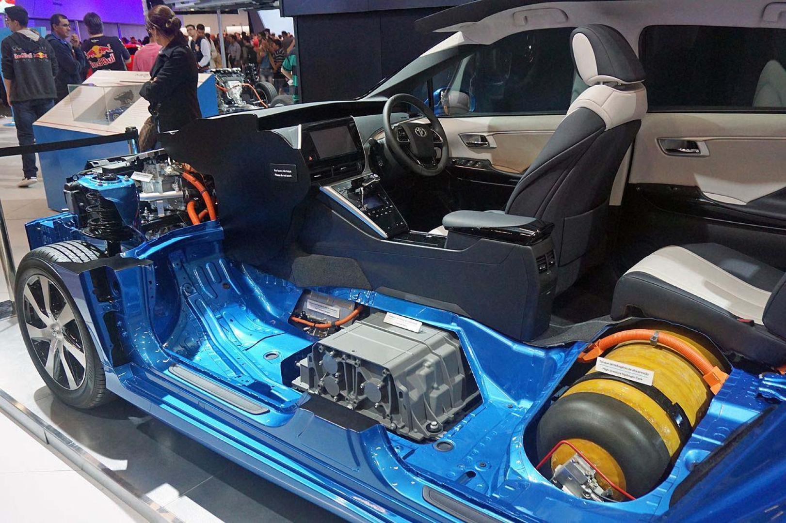 Sección del Toyota Mirai Fuel Cell expuesto en el Salão Internacional do Automóvel 2016 São Paulo, Brasil. Se muestra la pila de combustible (izquierda) y el depósito de hidrógeno de alta presión (derecha)