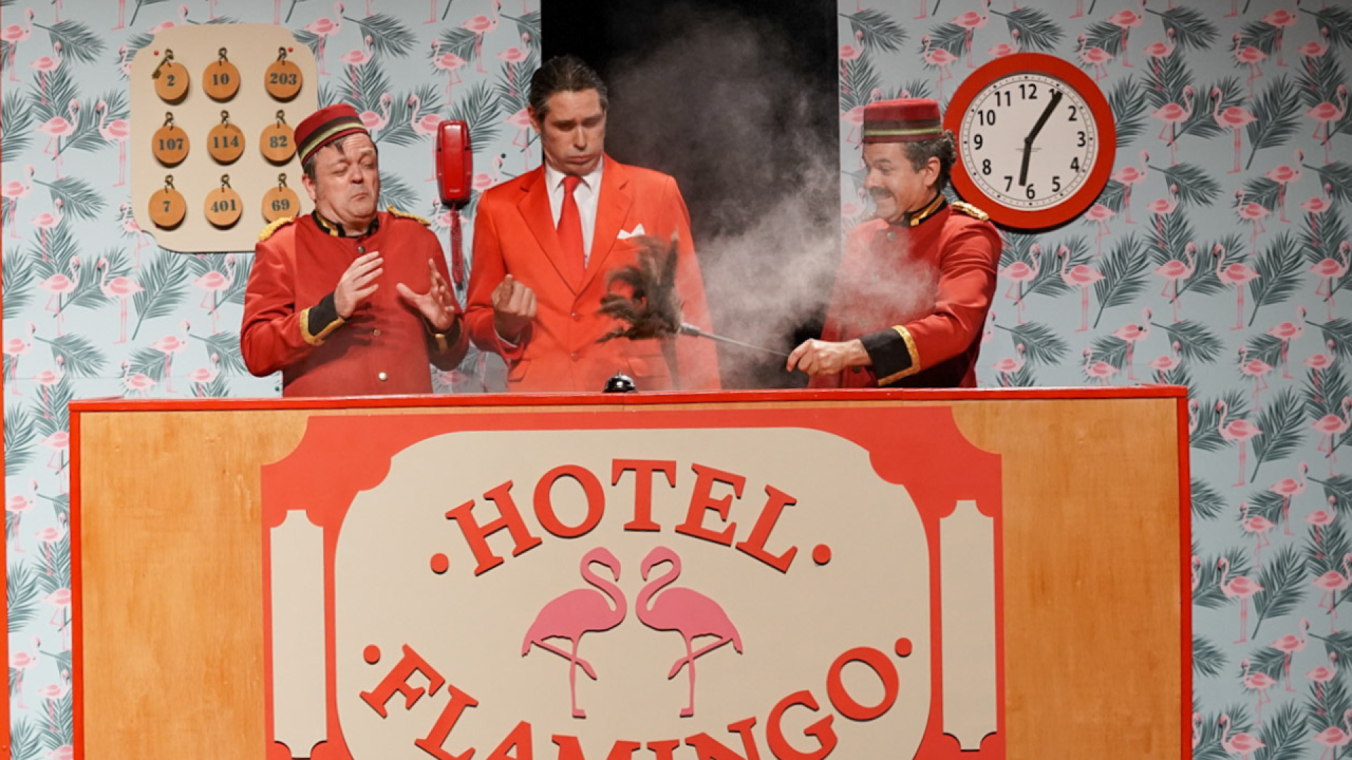 Clowinc llega estar tarde a Sangüesa con 'Hotel Flamingo', una obra de teatro gestual y de humor.
