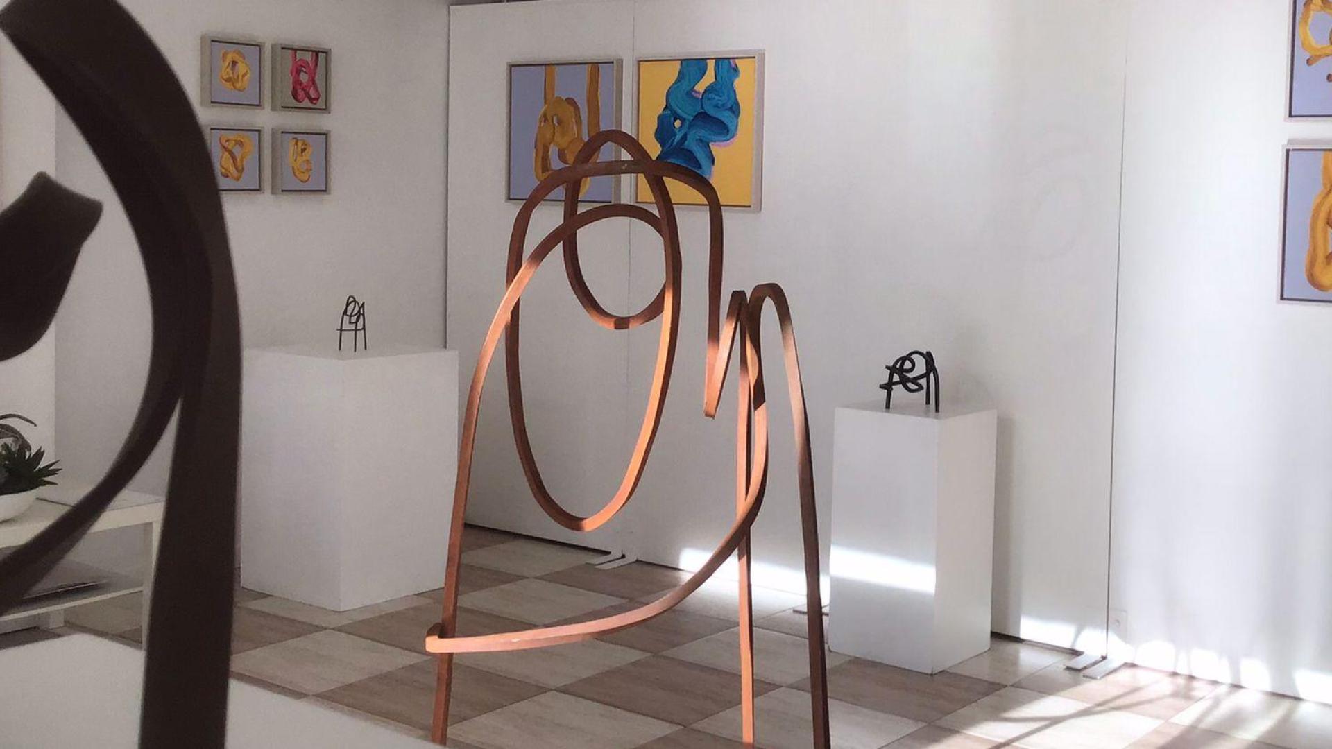 Más de treinta obras, entre pinturas y esculturas, componen la exposición.