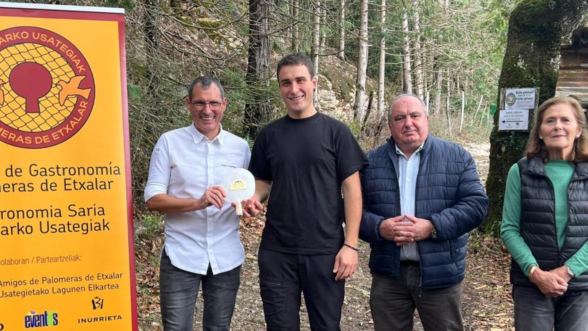 Beñat Ormaetxea, Ibai Etxeberria, Iñaki Idoate y Teresa  González-Camino Meade, ayer en la entrega de la Paleta de Oro del certamen de Etxalar.
