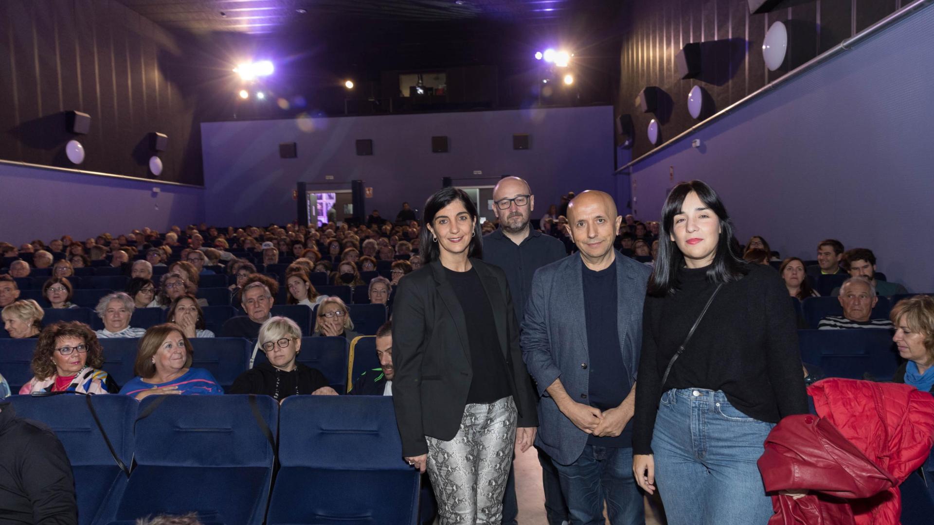 A: BLANCA ALDANONDO
F: 04/11/2022
P: DE IZDA. A DCHA.; MERCHE AÑON MONTON (CONCEJALA), JULIO MAZARICO SORIA (PRESIDENTE CINECLUB MUSKARIA), LUIS ALEGRE SAZ (COMISARIO FESTIVAL) Y LA DIRECTORA DE LA PELICULA, ALAUDA RUIZ DE AZUA
L: TUDELA
T: PRESENTACION DE LA PELICULA "CINCO LOBITOS" DE ALAUDA RUIZ DE AZUA. 22 EDICION DEL FESTIVAL DE CINE OPERA PRIMA