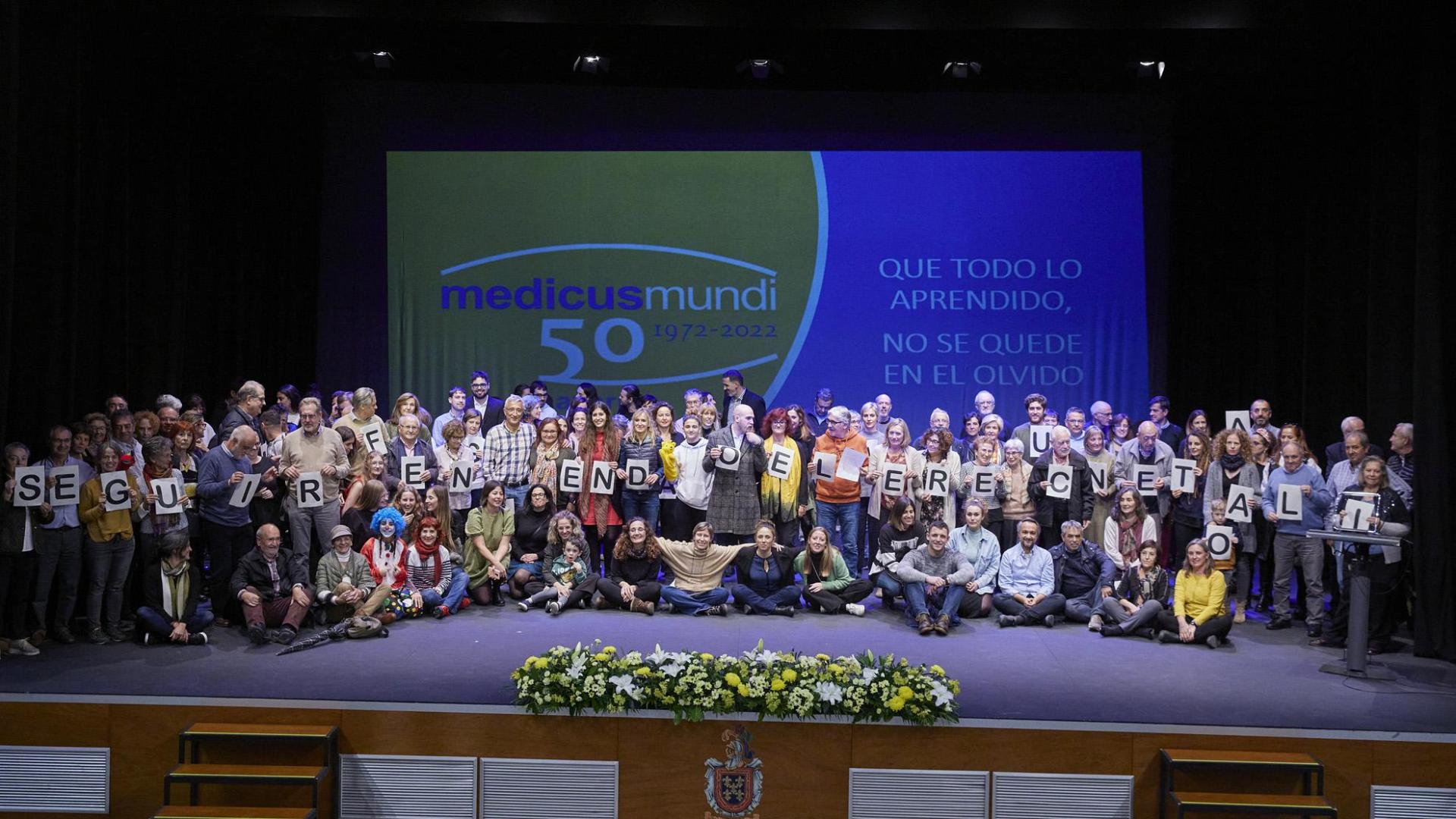 ACTO INSTITUCIONAL Y ACTO SOCIAL DE CONMEMORACIÓN. Medicus Mundi tuvo ayer conmemoración de su aniversario por partida doble. Por la mañana fueron los protagonistas de un recibimiento en el Parlamento de Navarra, mientras que por la tarde fue la Casa de Cultura de Burlada, localidad en la que la ONGD tiene la sede, la que acogió un acto de carácter más social.  En la imagen, foto de familia al término del acto en Burlada