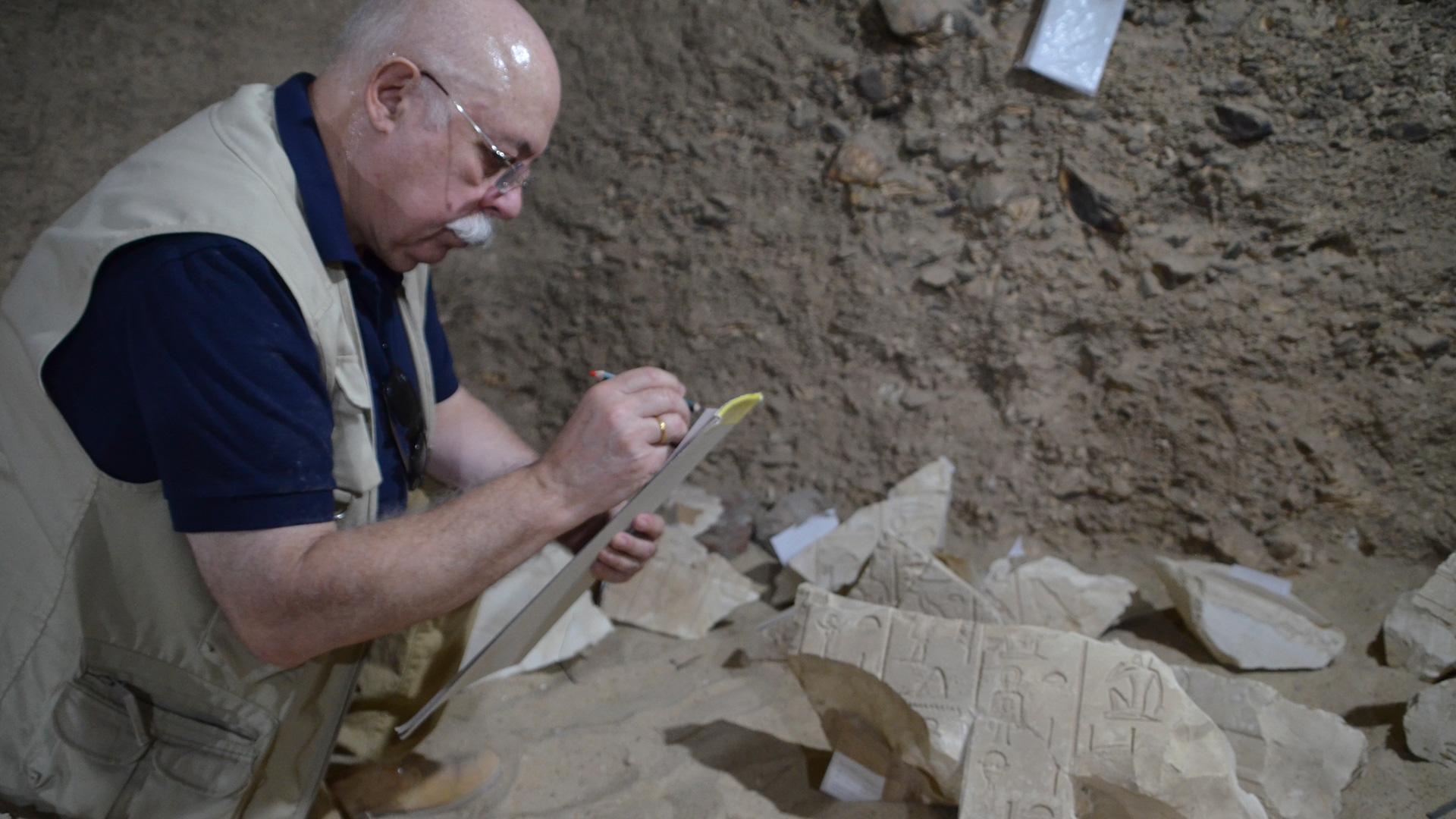 Francisco J. Martín, egiptólogo español y director de la Fundación del Instituto de Estudios del Antiguo Egipto, en una excavación en Lúxor