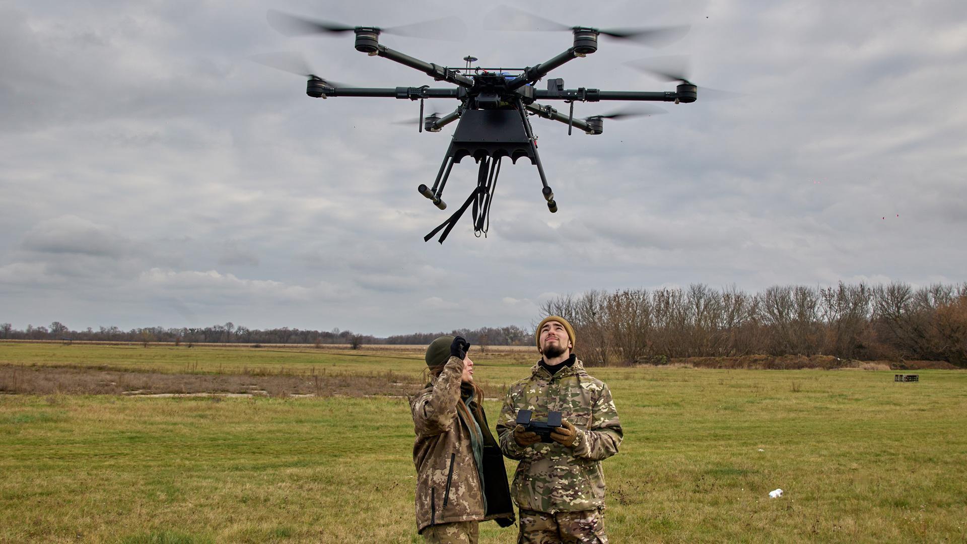 Soldados ucranianos manejando un dron