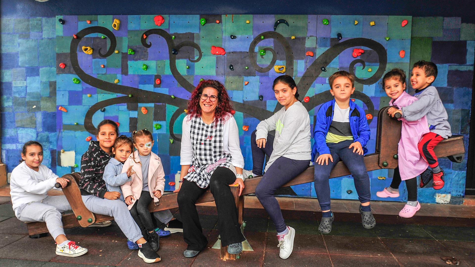 Alicia Ramos, en el centro, con los ocho alumnos del colegio de Beire